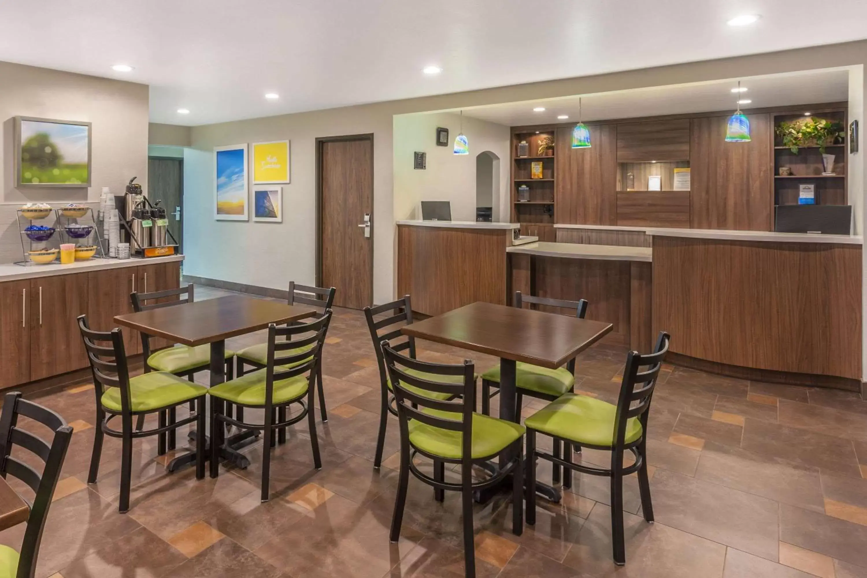 Lobby or reception, Restaurant/Places to Eat in Days Inn & Suites by Wyndham East Flagstaff