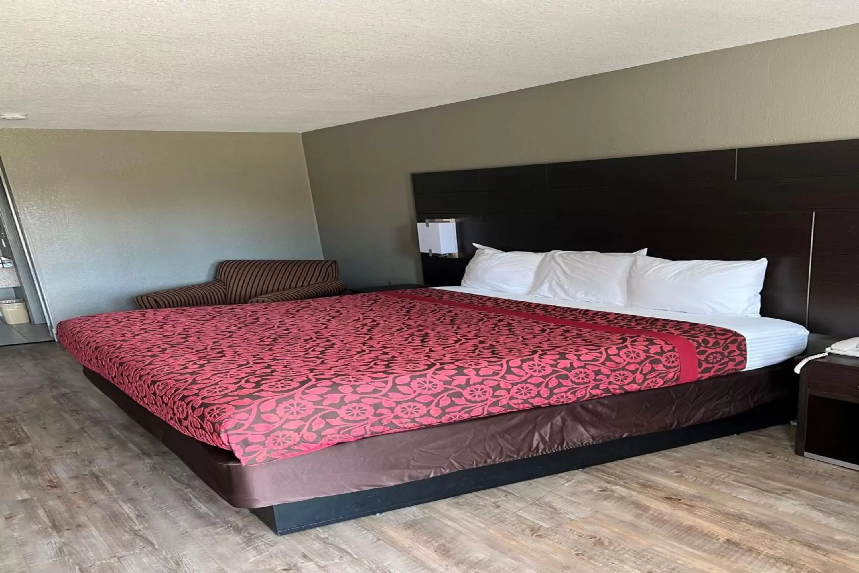 Bed in Days Inn by Wyndham Tupelo