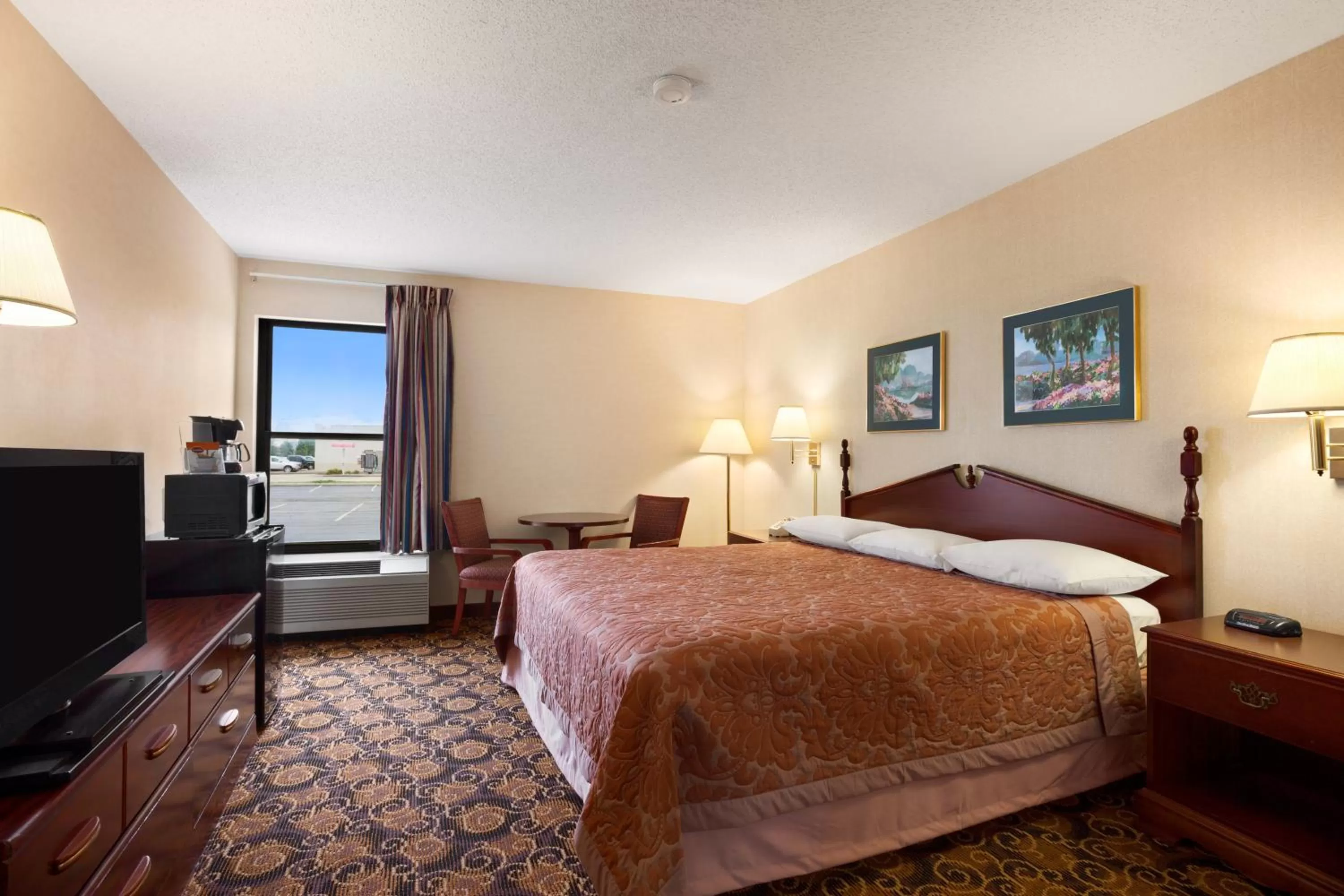 King Suite - Non-Smoking in Super 8 by Wyndham Evansville North