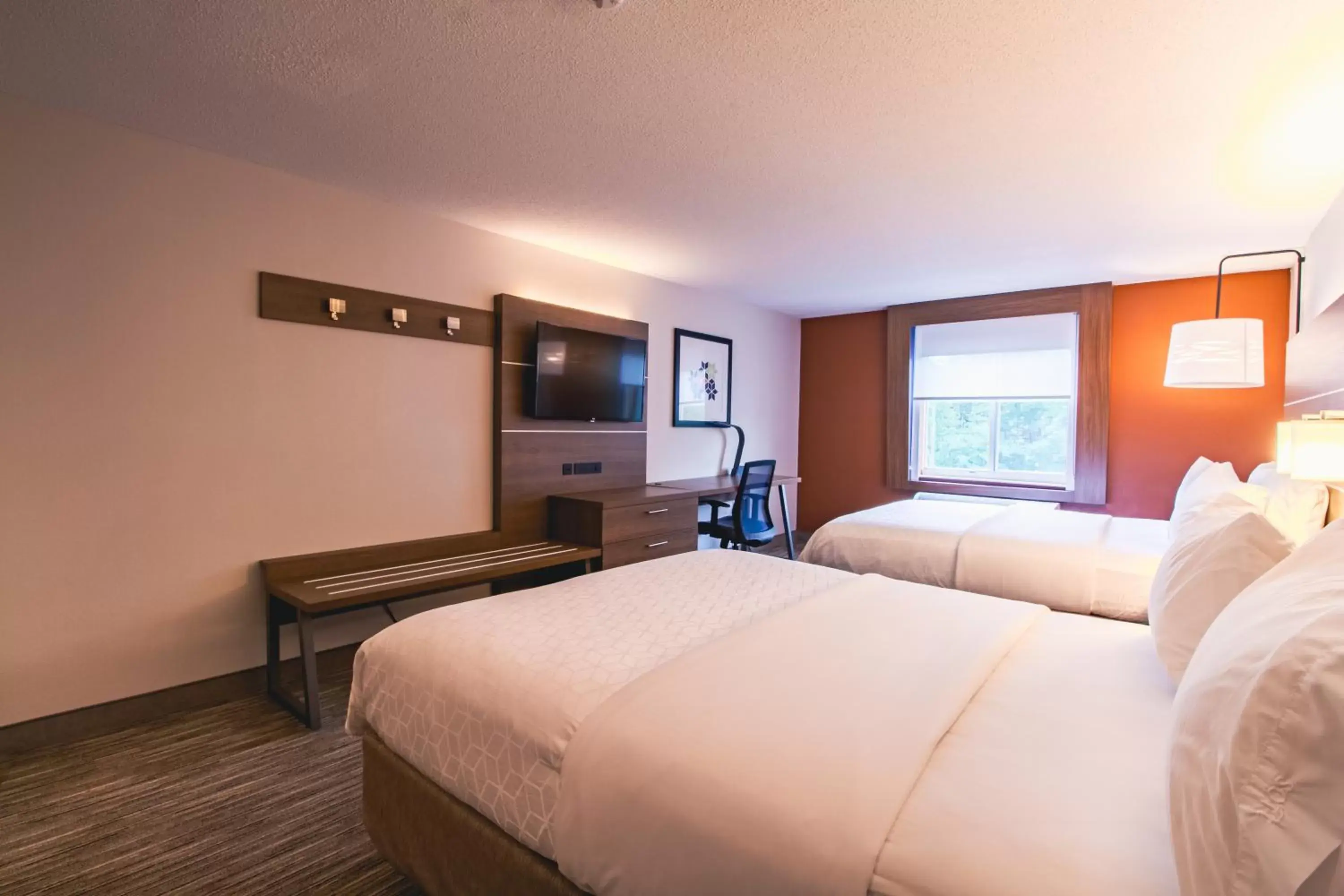 Bedroom, Bed in Holiday Inn Express & Suites - Lincoln East - White Mountains, an IHG Hotel