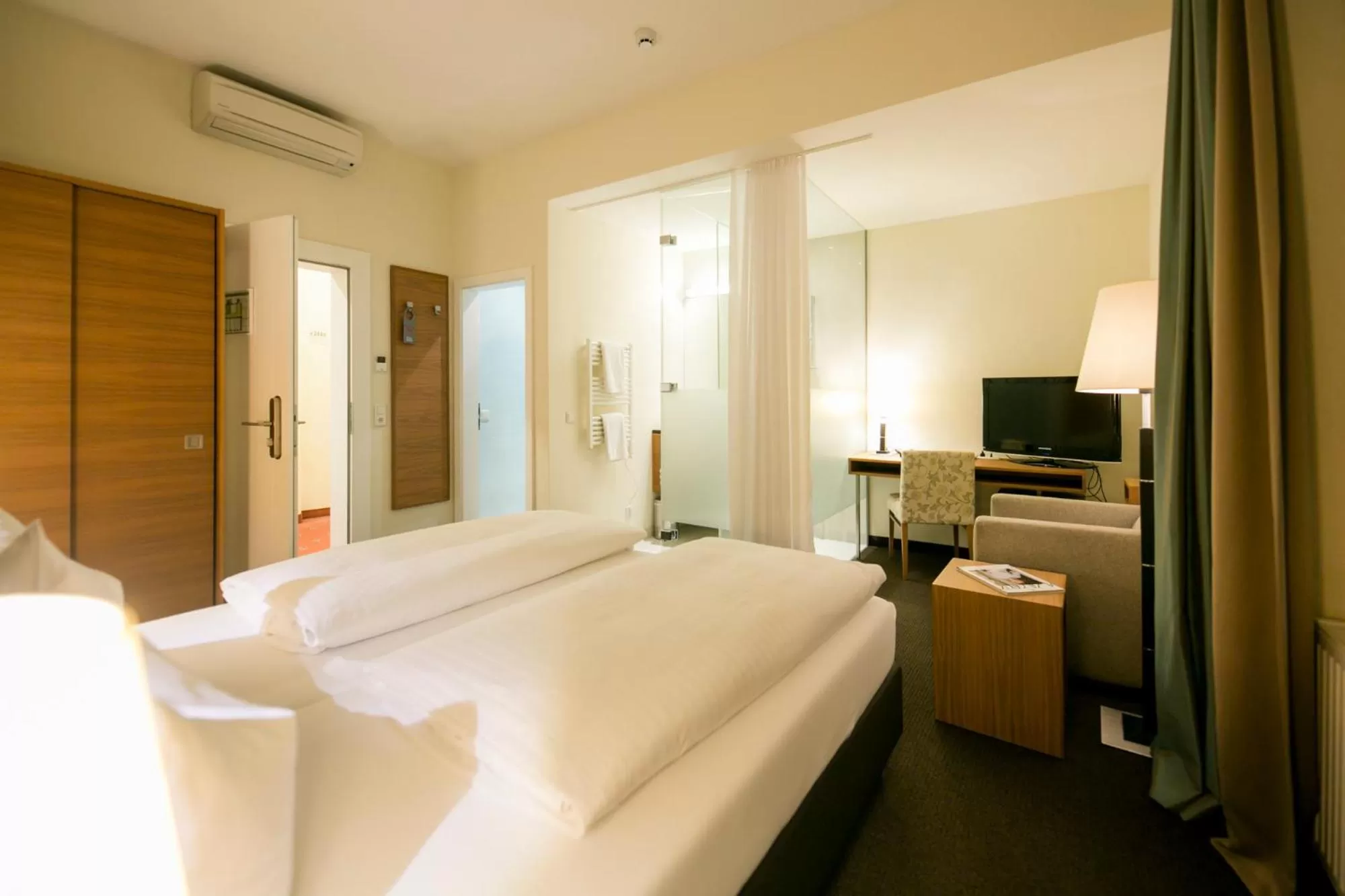 Photo of the whole room, Bed in Hotel Sailer