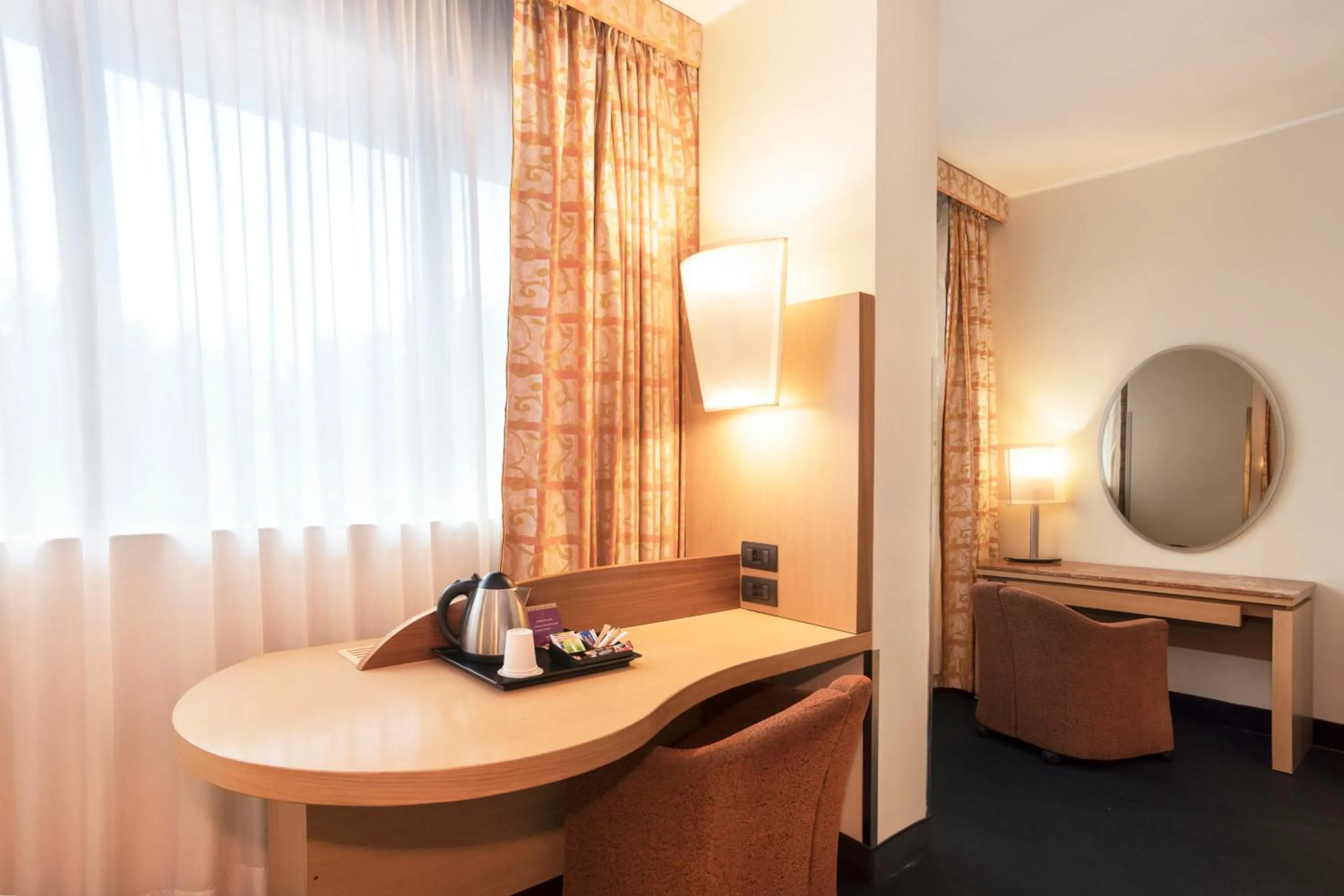 Coffee/tea facilities in Mercure Roma West