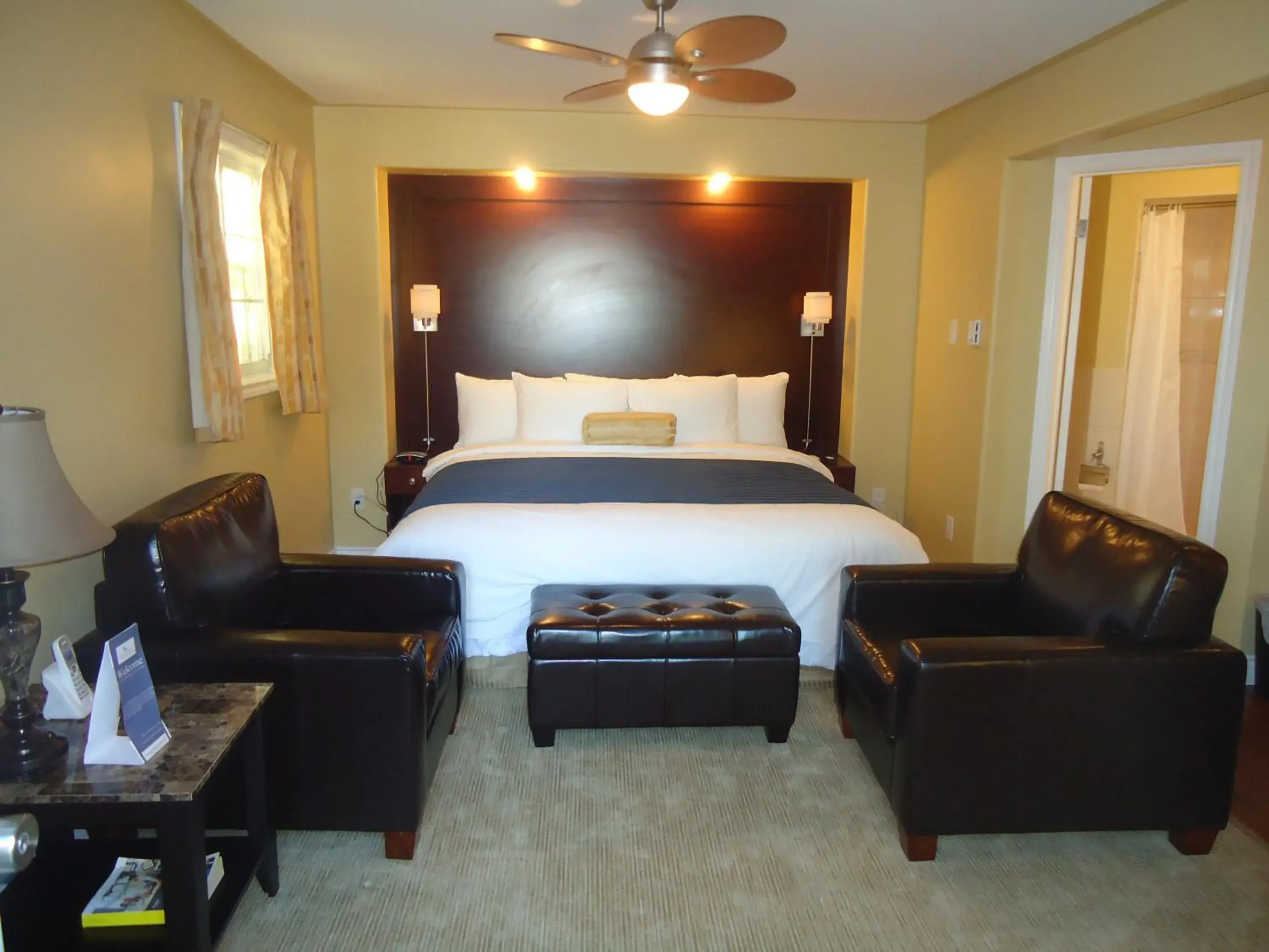 Bed in Bayside Inn & Waterfront Suites