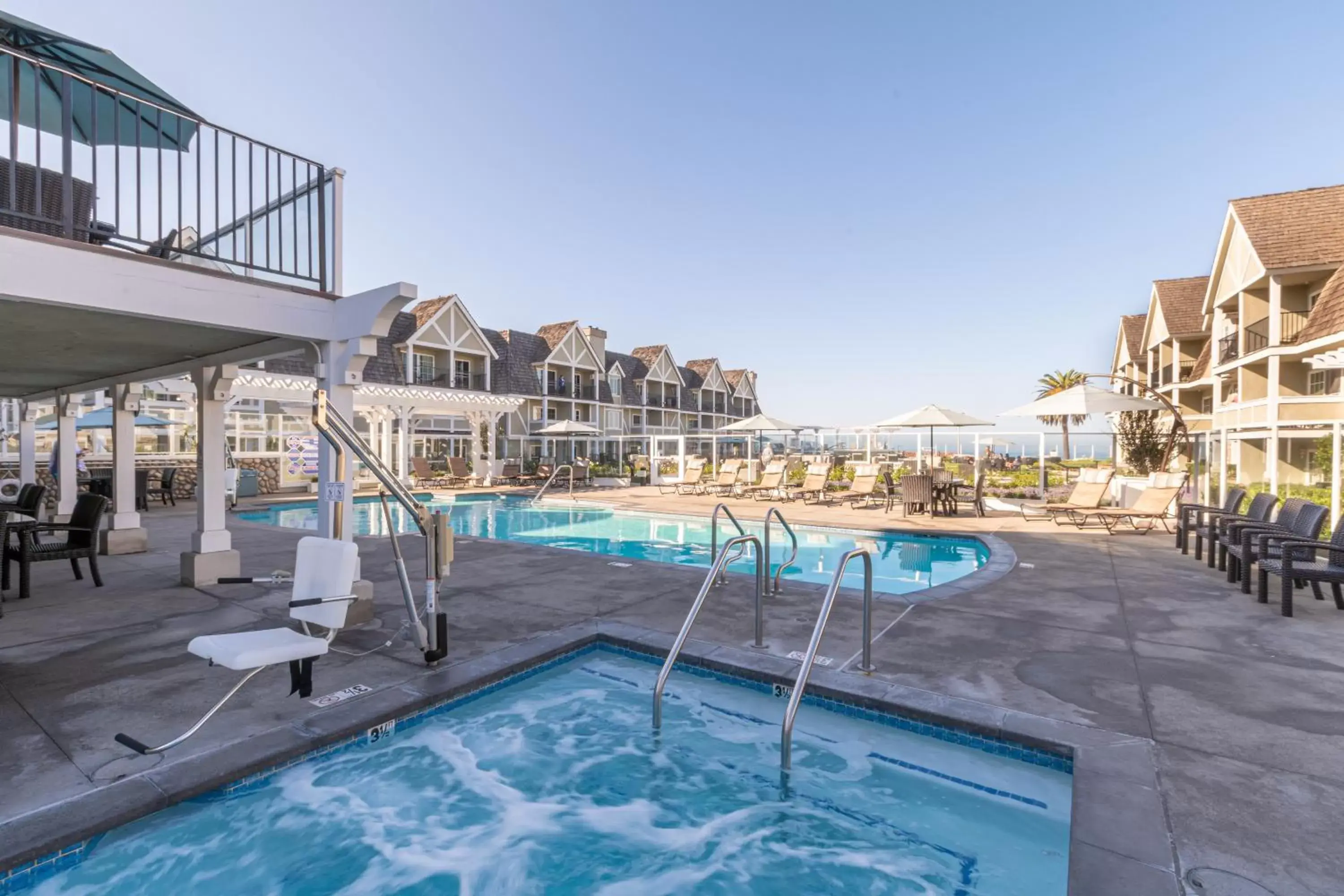 Hot Tub, Swimming Pool in Carlsbad Inn Beach Resort