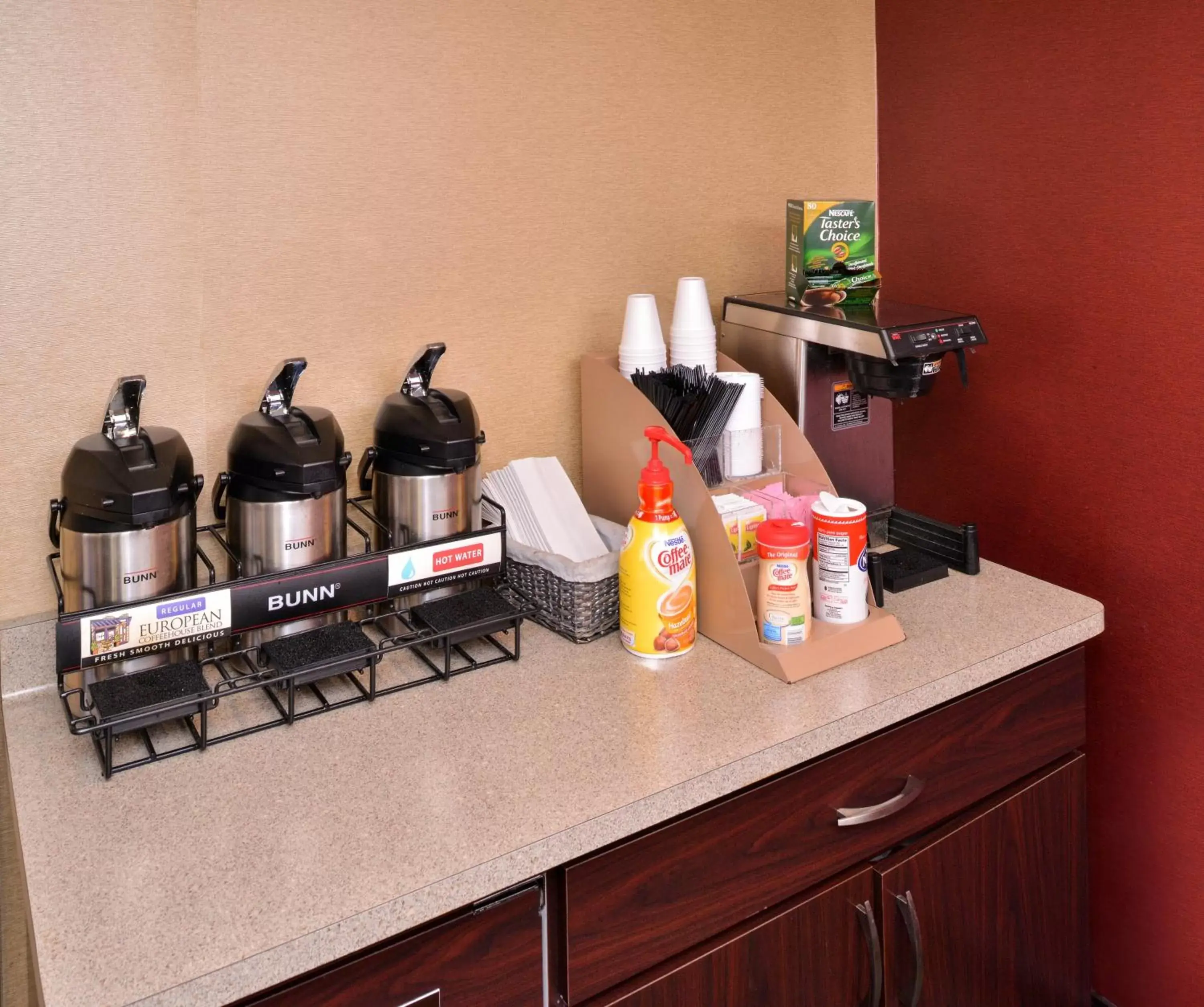 Lobby or reception, Coffee/Tea Facilities in Red Roof Inn Milwaukee Airport