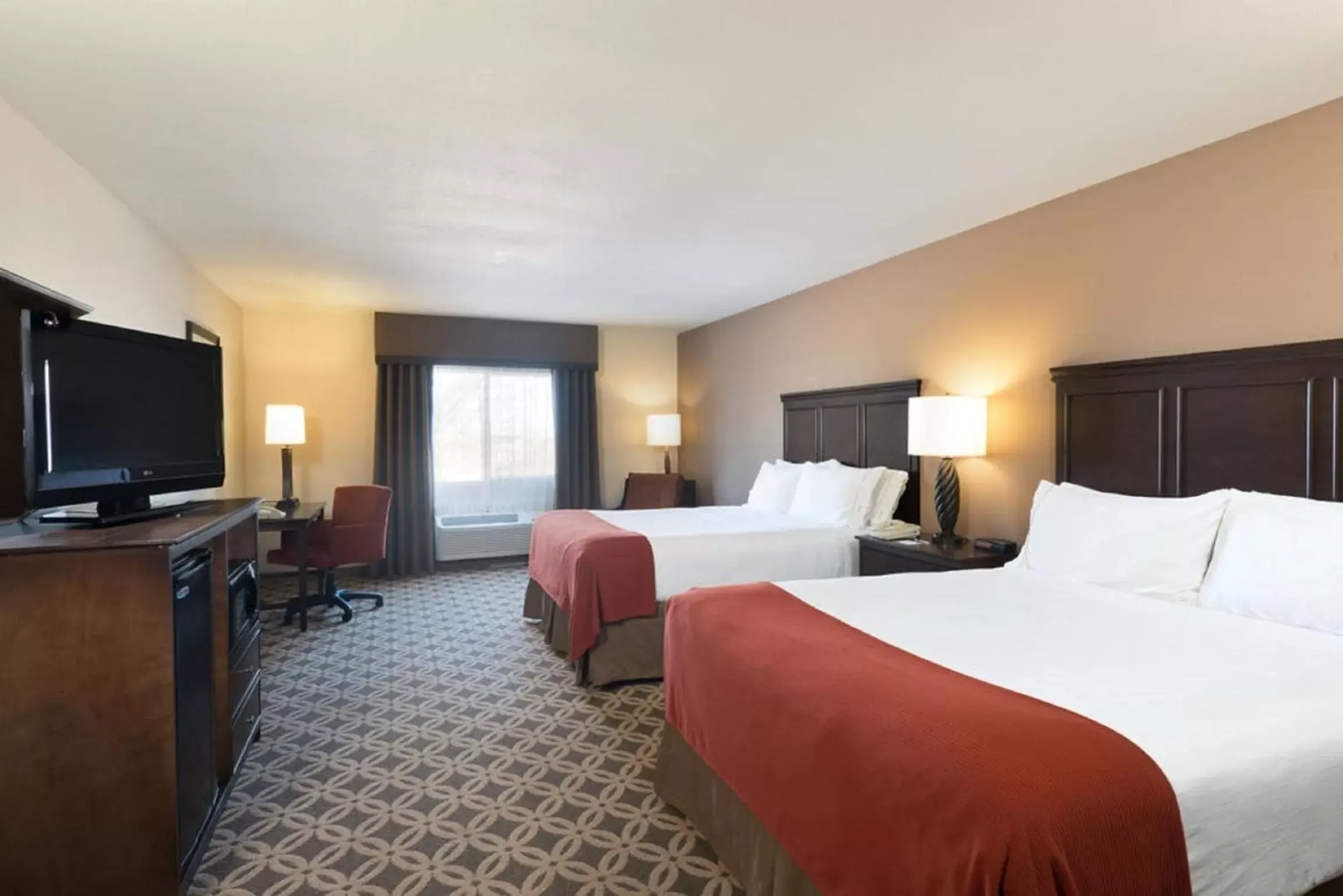 Bed in Holiday Inn Express Show Low by IHG Bed in Holiday Inn Express Show Low by IHG