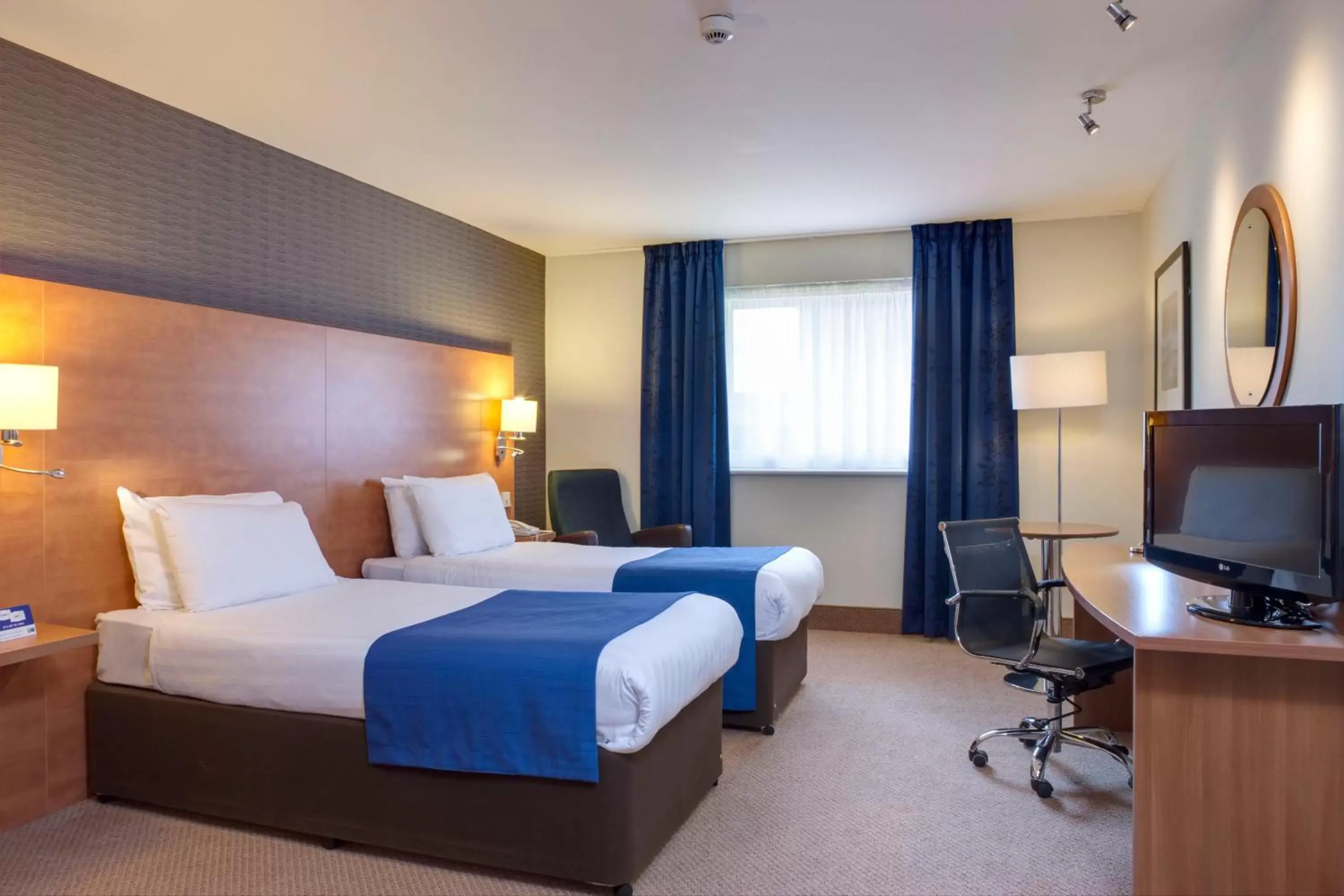 Bed in Holiday Inn Express Shrewsbury, an IHG Hotel