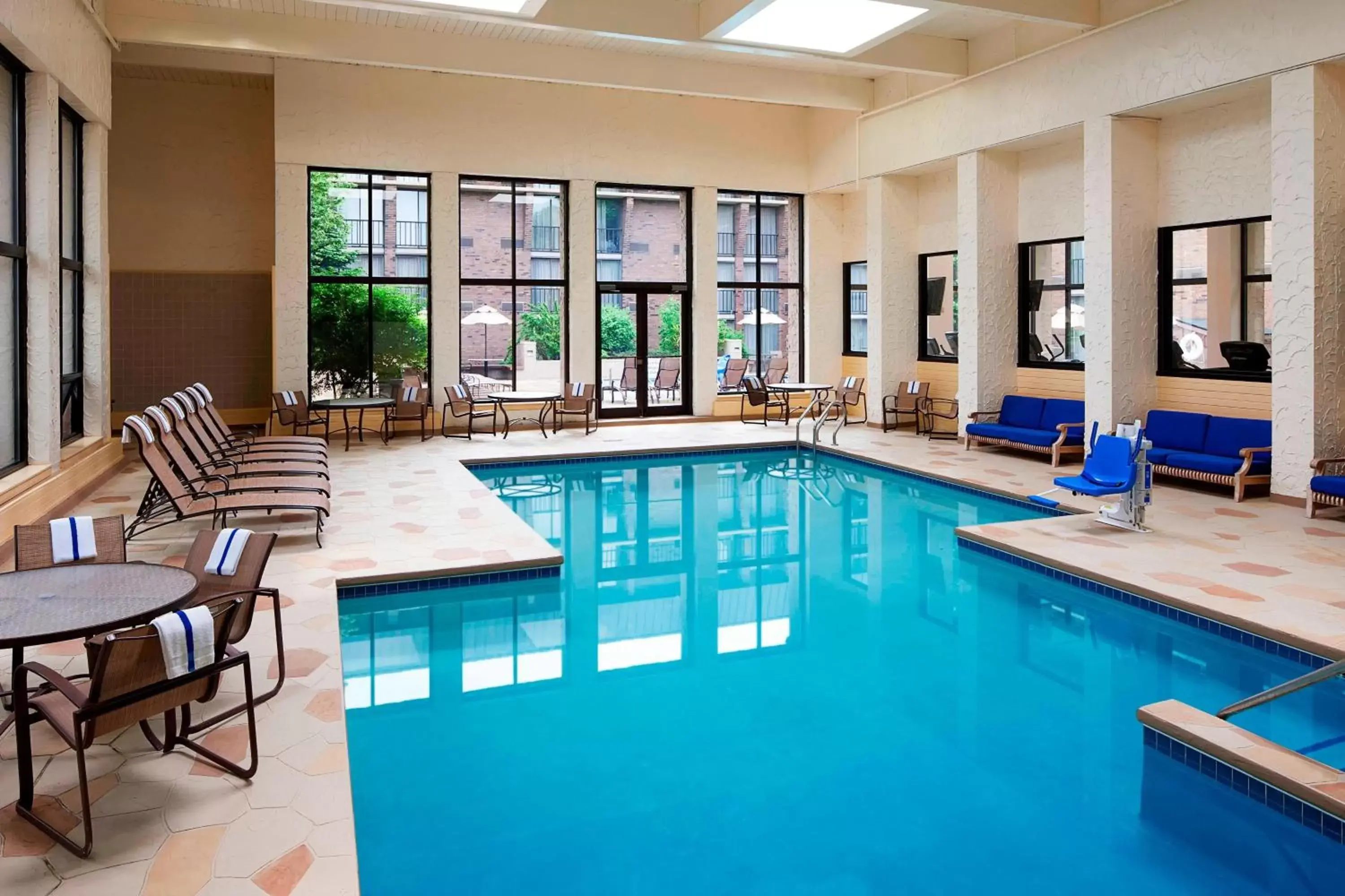 Swimming Pool in Sheraton Milwaukee Brookfield