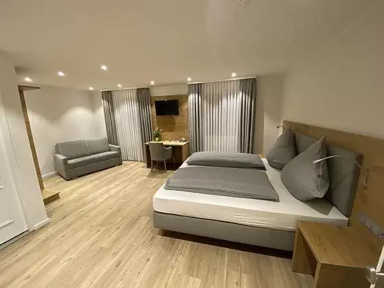 Budget Double Room in Hotel Gasthof zur Post Benediktbeuern Budget Double Room in Hotel Gasthof zur Post Benediktbeuern