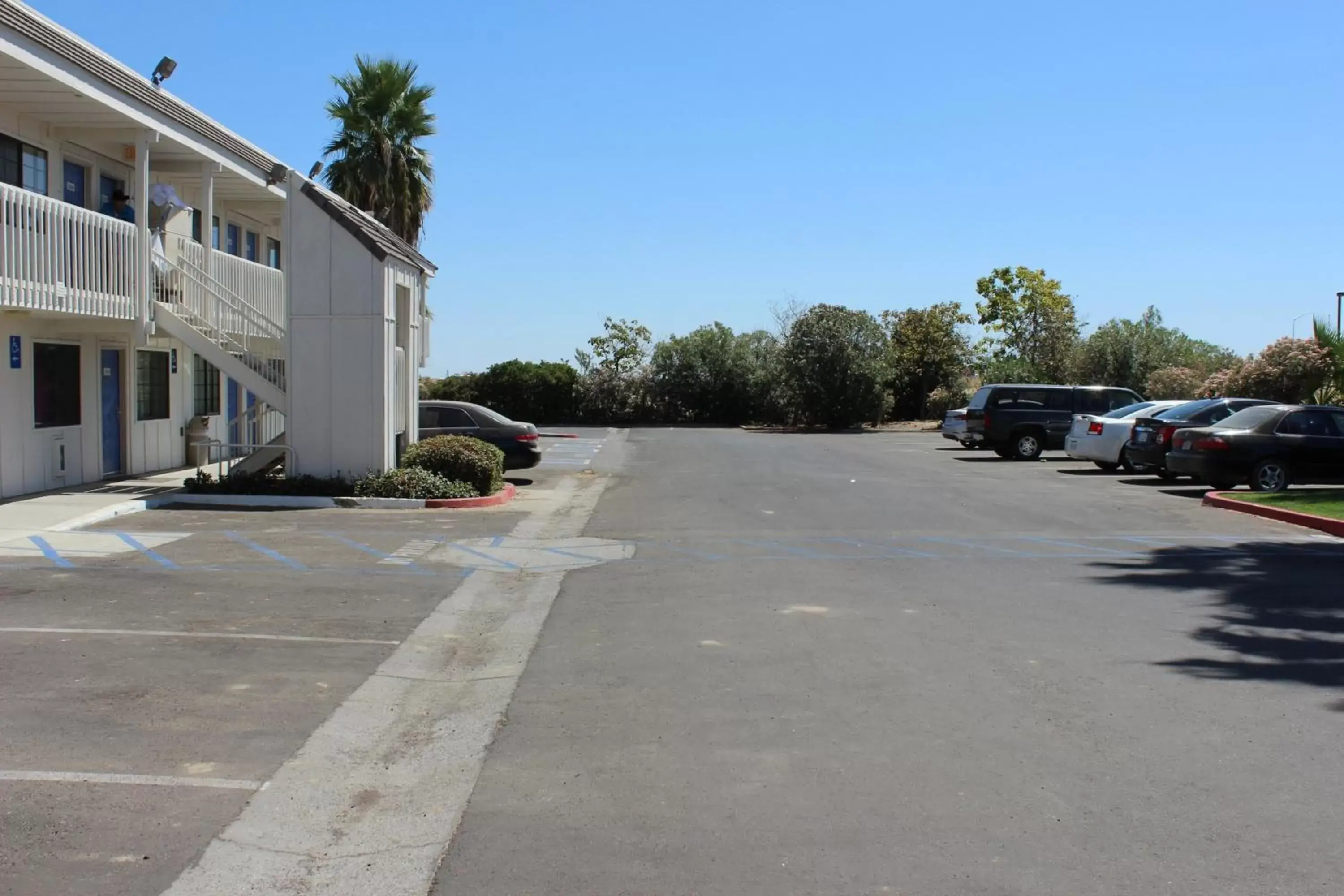Property building in Motel 6-Coalinga, CA - East Property building in Motel 6-Coalinga, CA - East