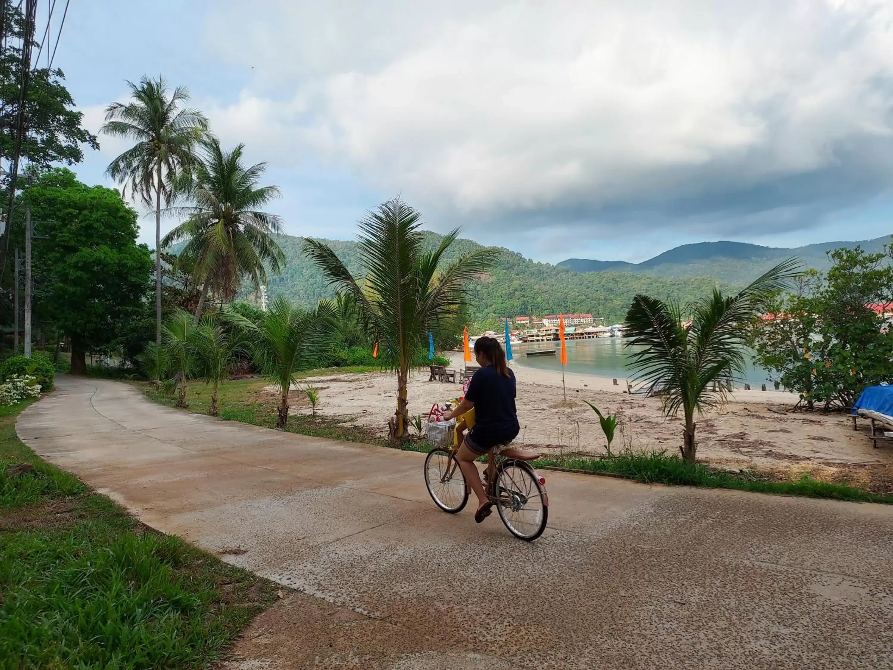 Neighbourhood, Biking in Cliff Cottage