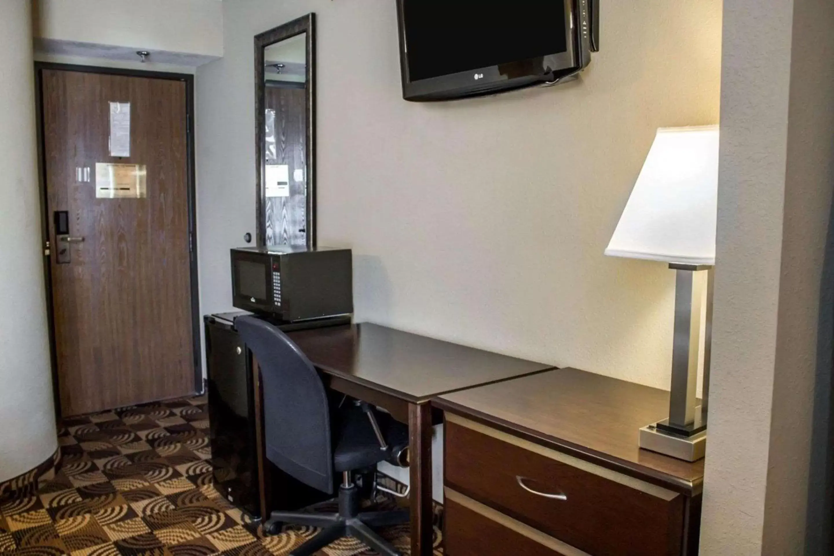 Photo of the whole room, TV/Entertainment Center in Quality Inn Brunswick Cleveland South