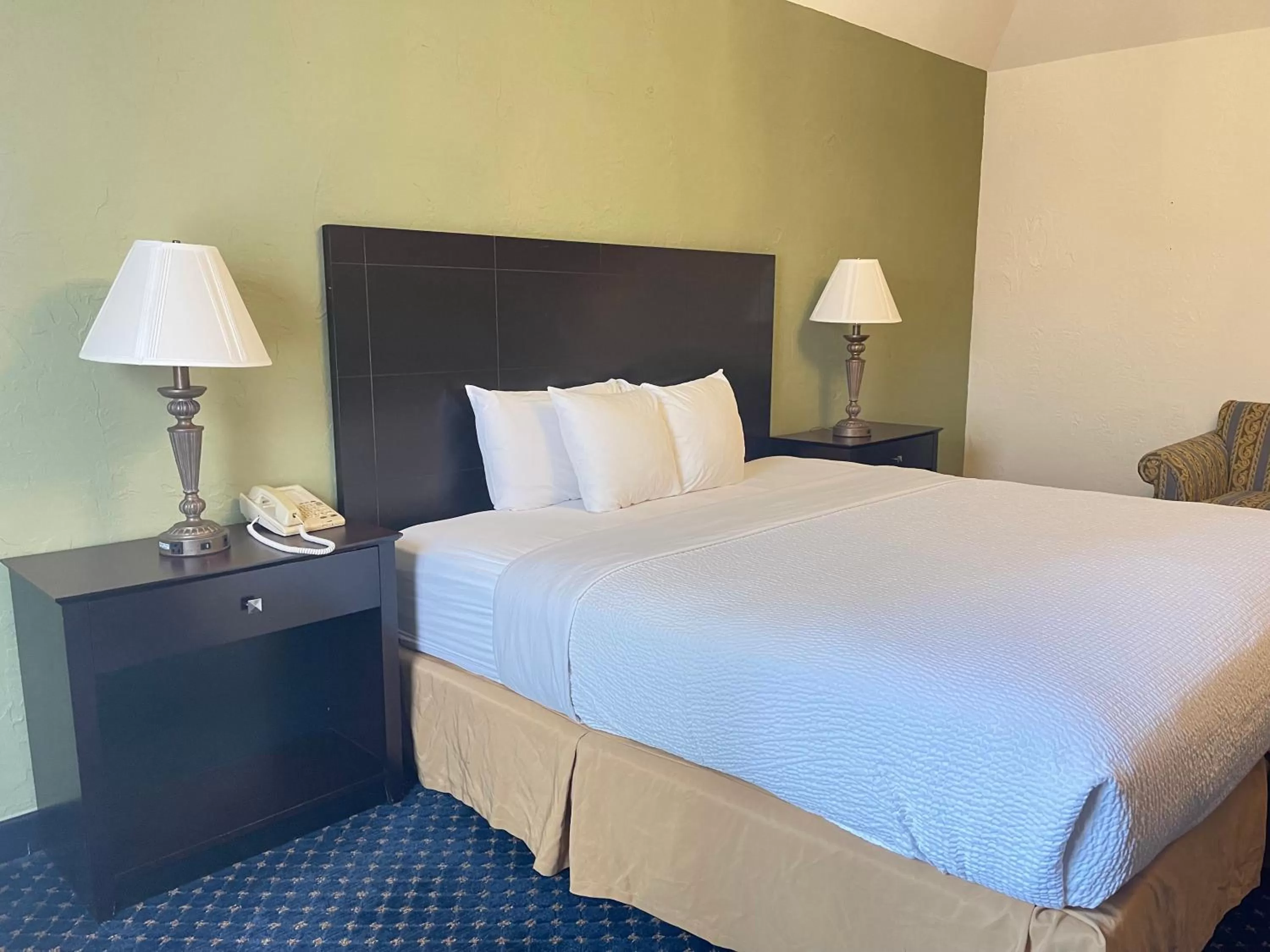 Bedroom, Bed in Chateau Hotel and Conference Center