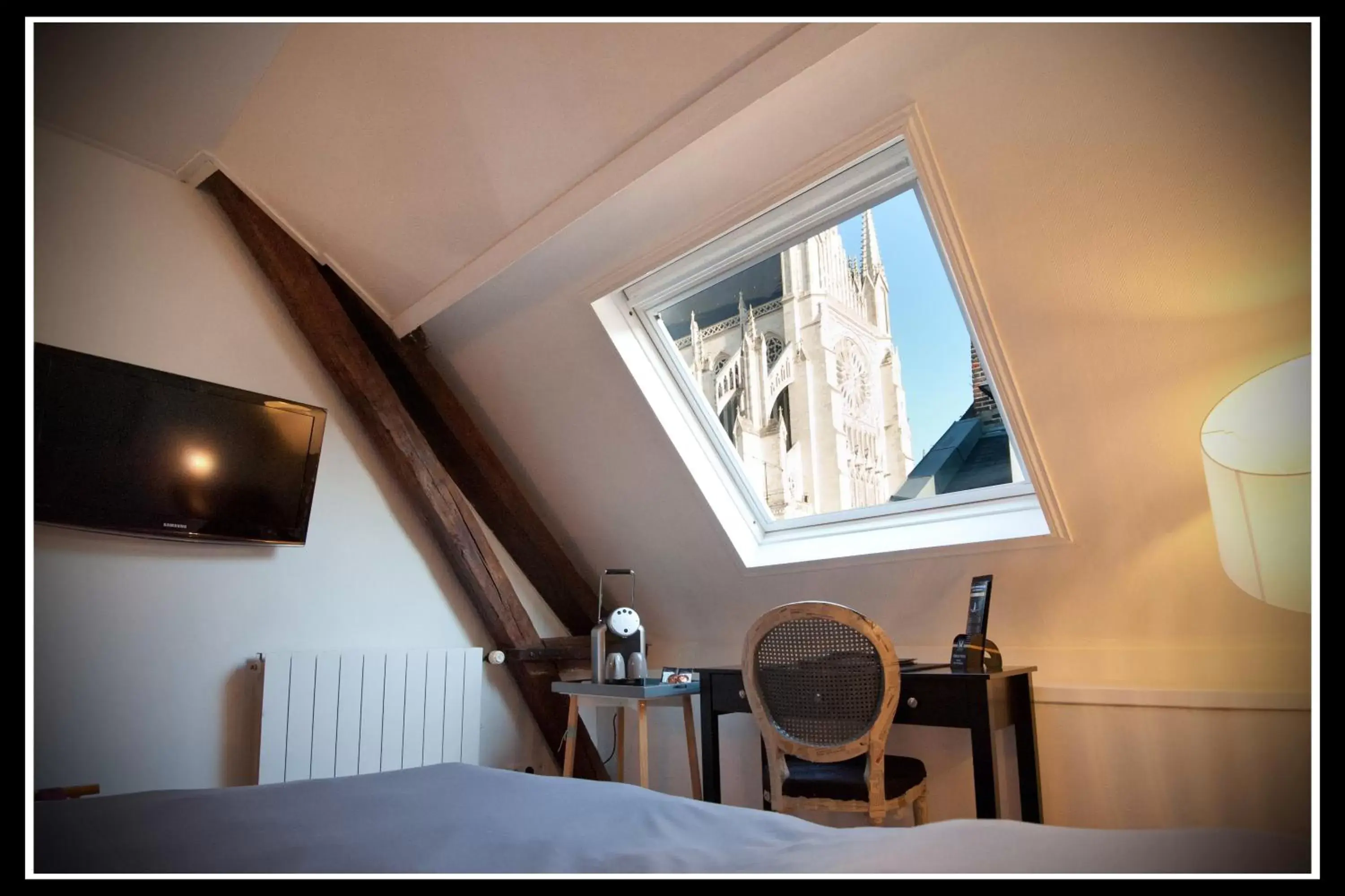 Bedroom, TV/Entertainment Center in Hotel Le Prieuré et La Résidence