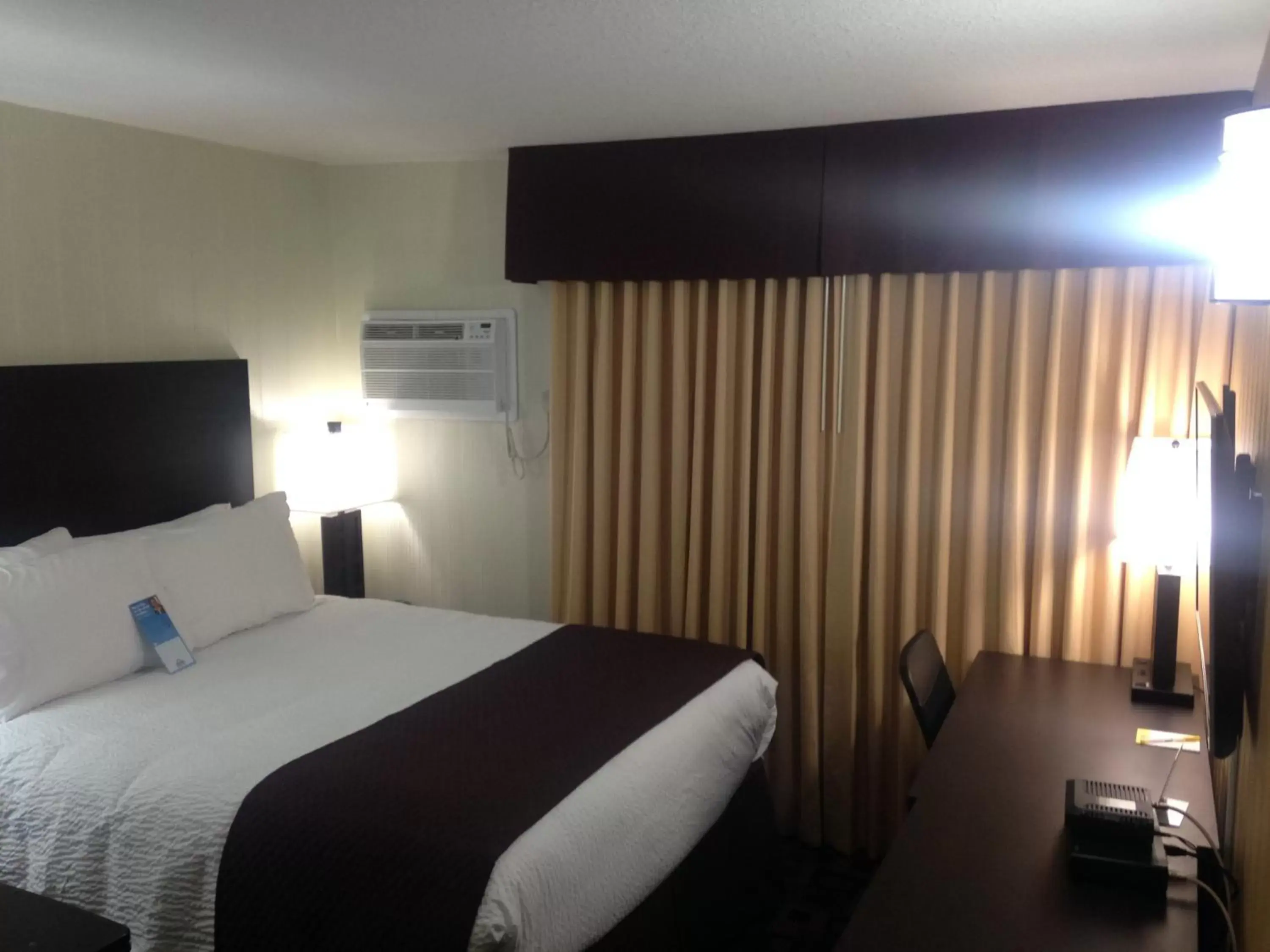 Bedroom, Bed in Days Inn by Wyndham Sylvan Lake