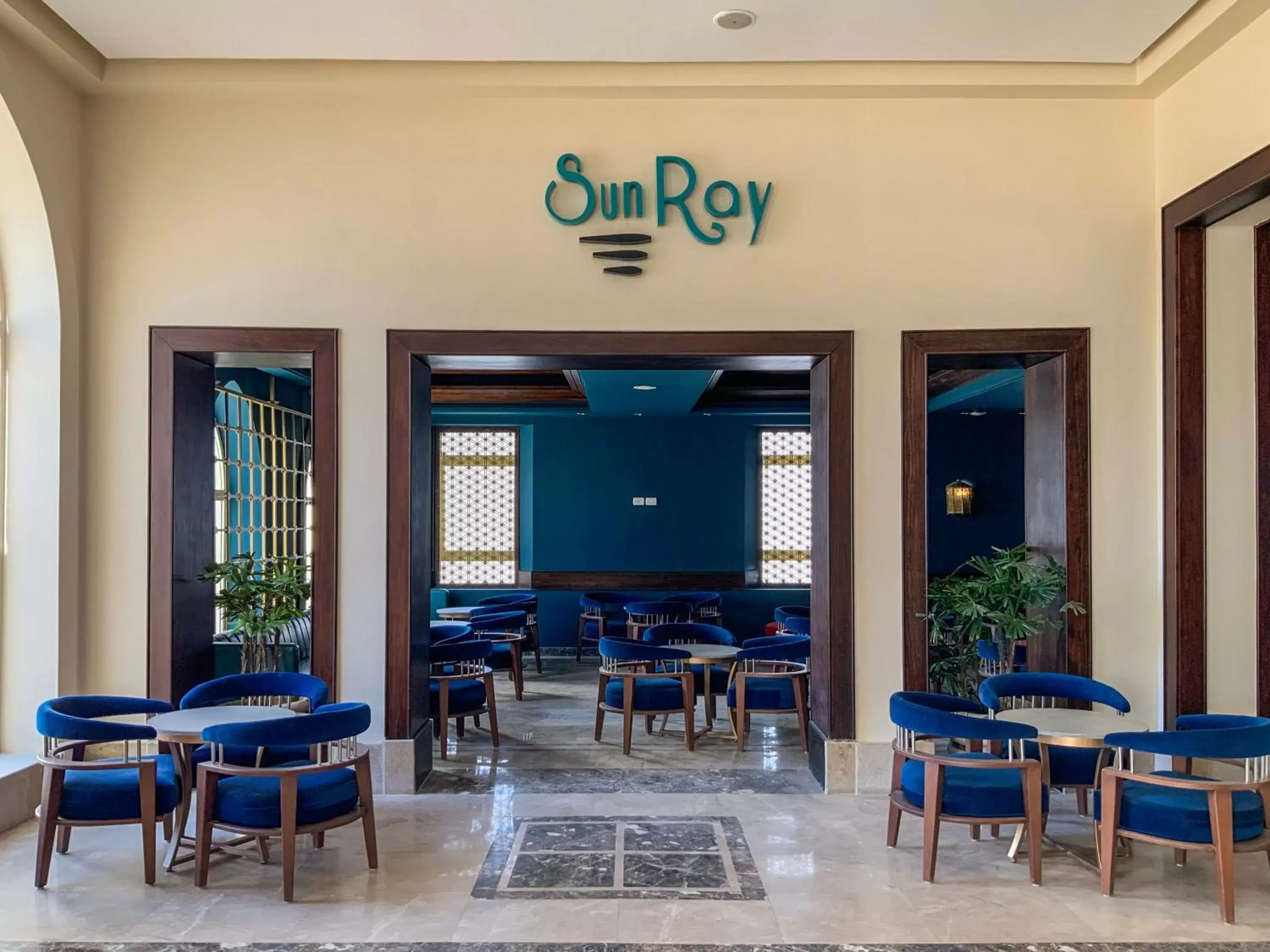 Lounge or bar in Sunrise Diamond Beach Resort -Grand Select Lounge or bar in Sunrise Diamond Beach Resort -Grand Select