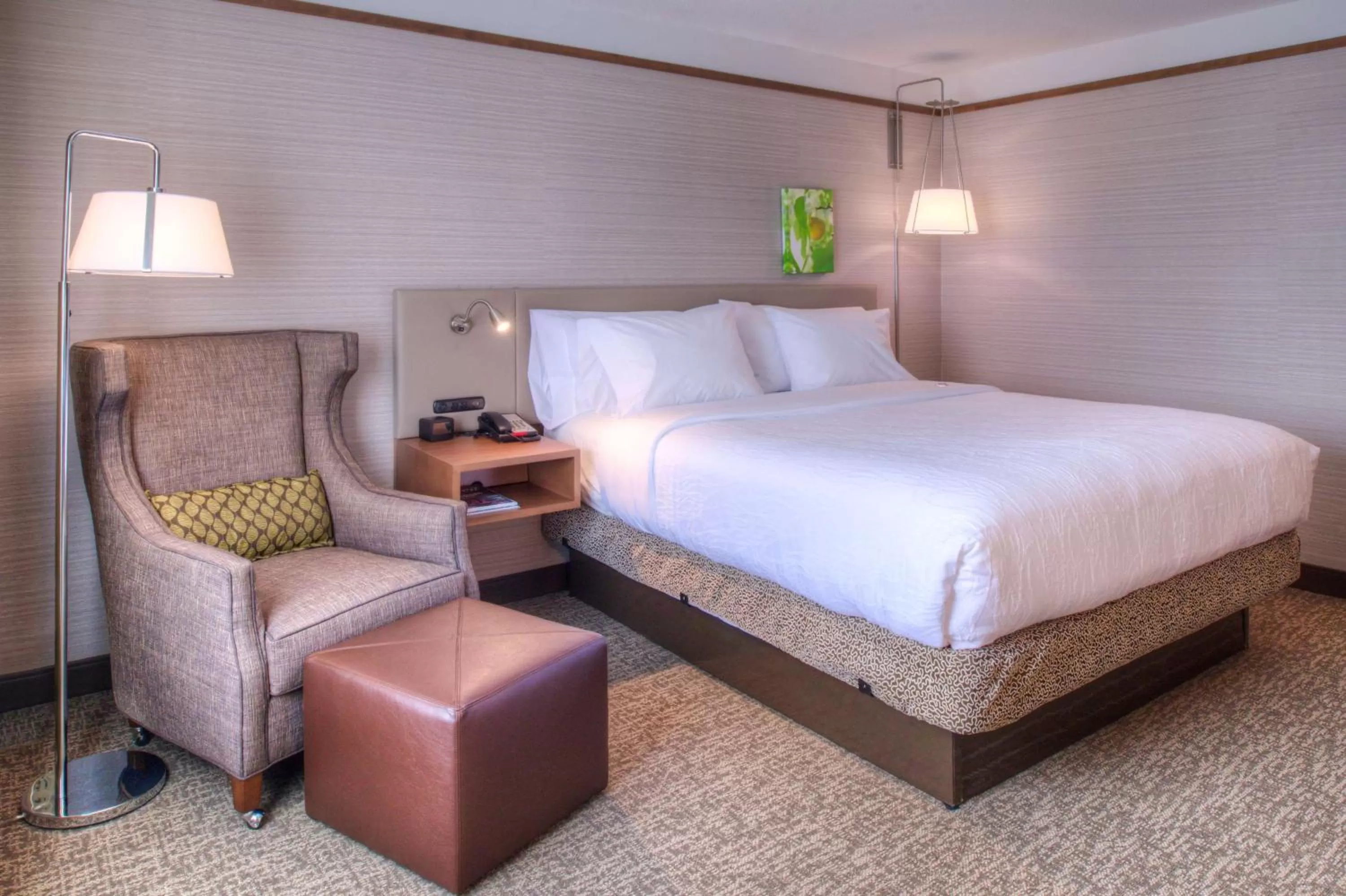 Living room, Bed in Hilton Garden Inn Detroit Southfield