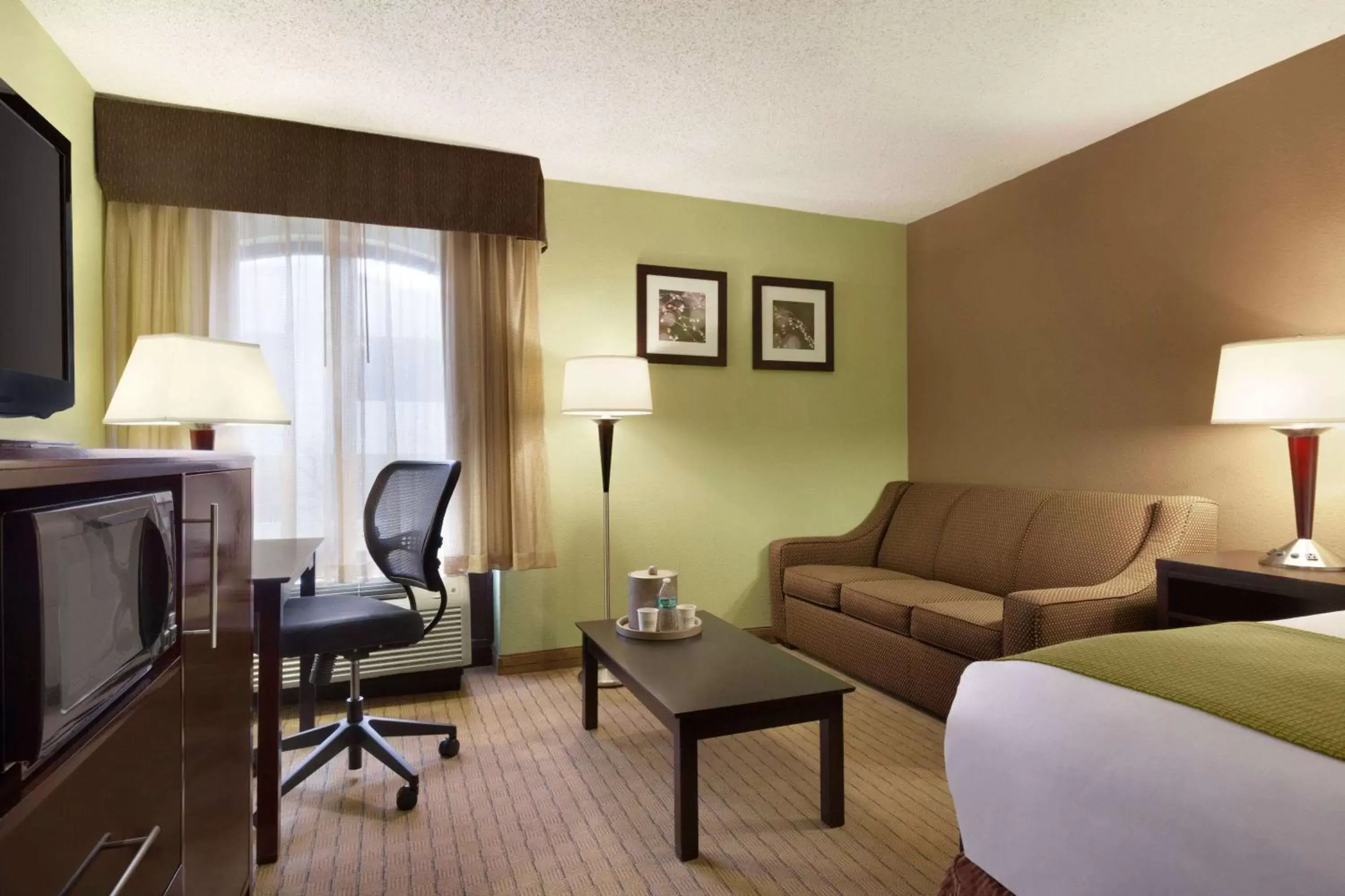 Photo of the whole room, Seating Area in Days Inn by Wyndham Baltimore Inner Harbor