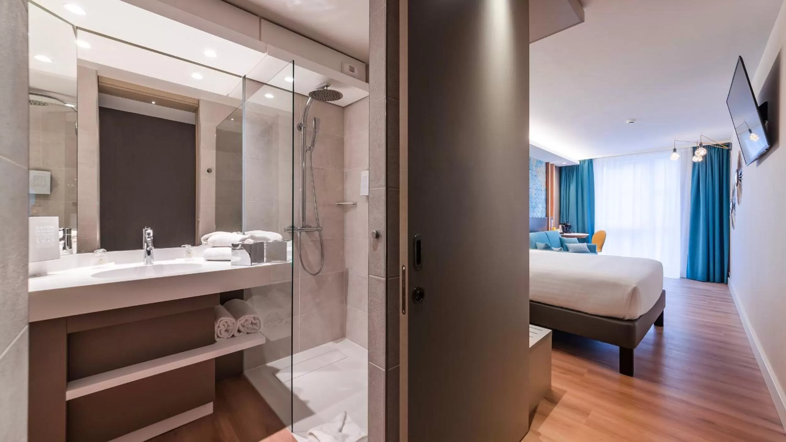 Bathroom, Bed in voco Strasbourg Centre - The Garden by IHG