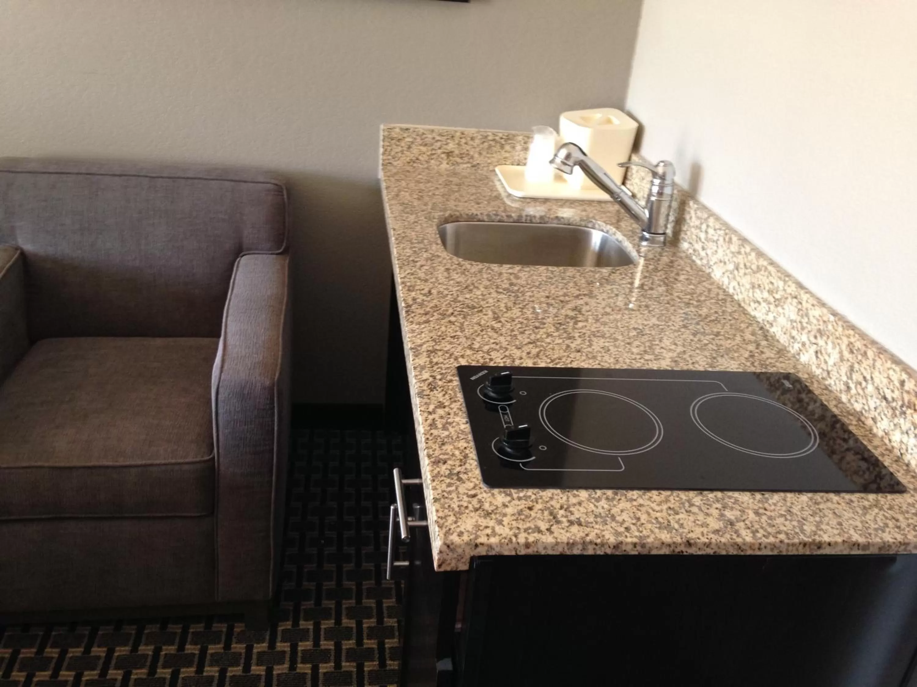 Kitchen or kitchenette in Scottish Inn & Suites Cotulla, TX