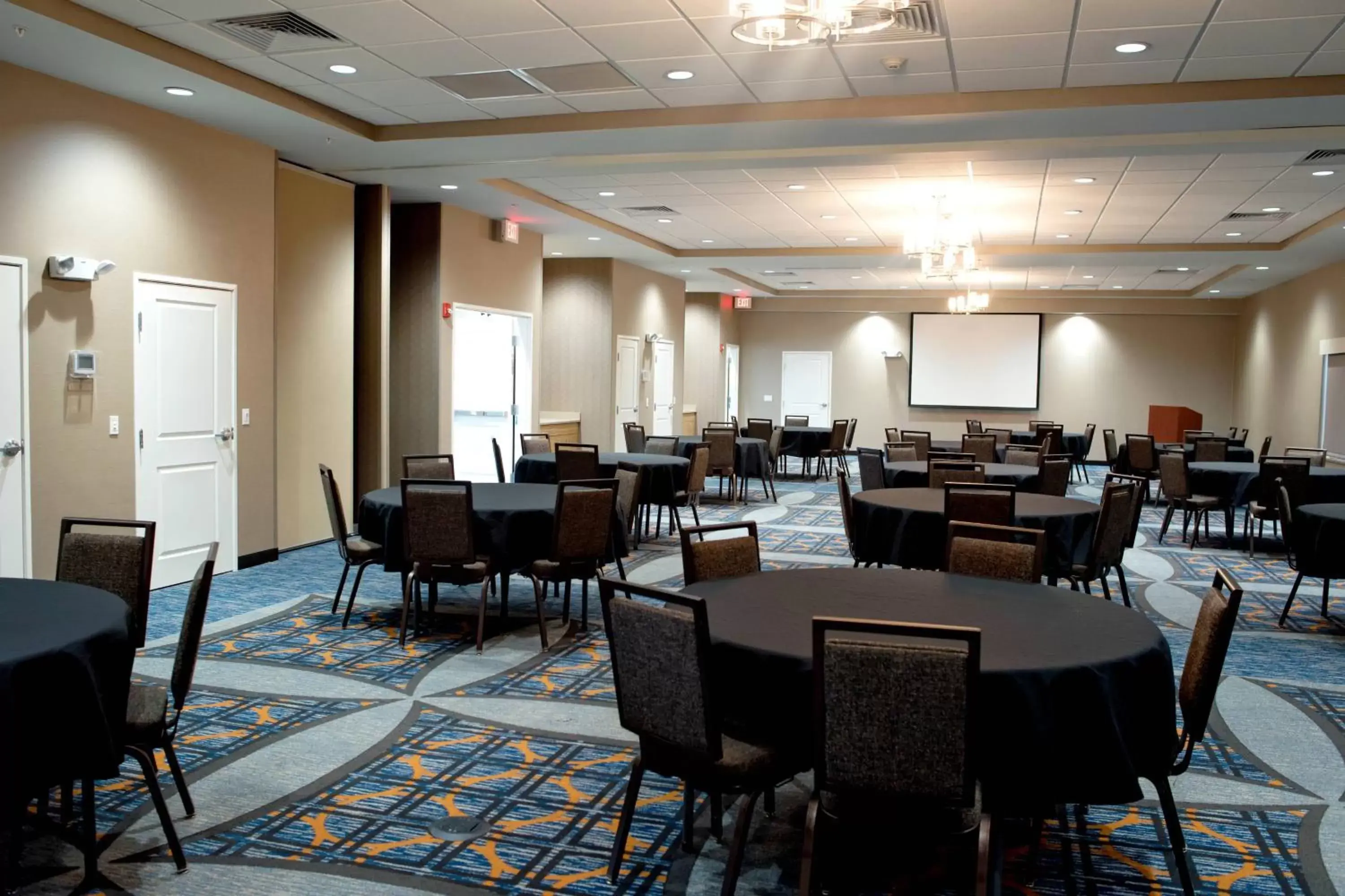 Meeting/conference room, Restaurant/Places to Eat in TownePlace Suites by Marriott Ames