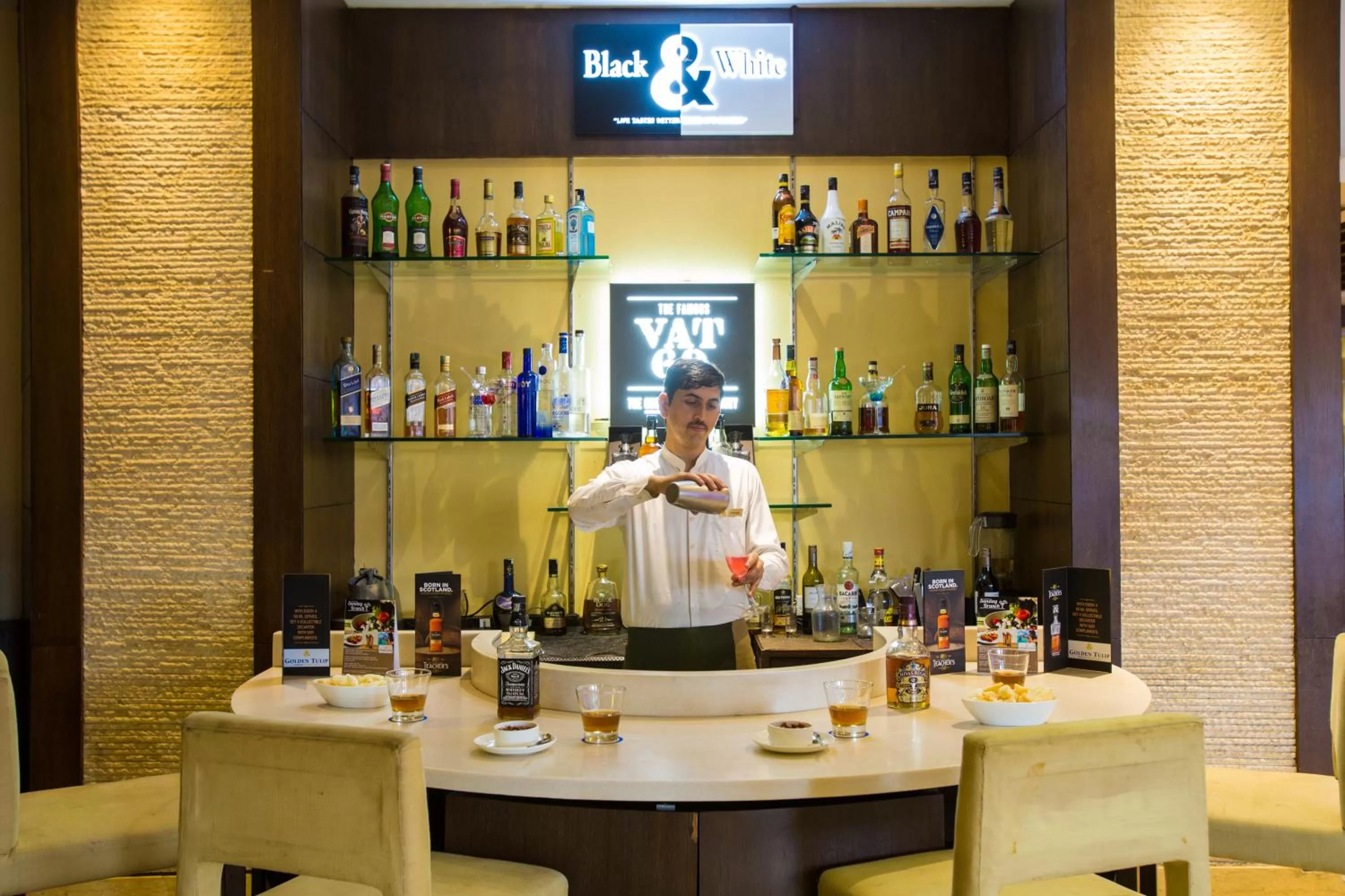 Lounge or bar in Golden Tulip Chandigarh, Panchkula