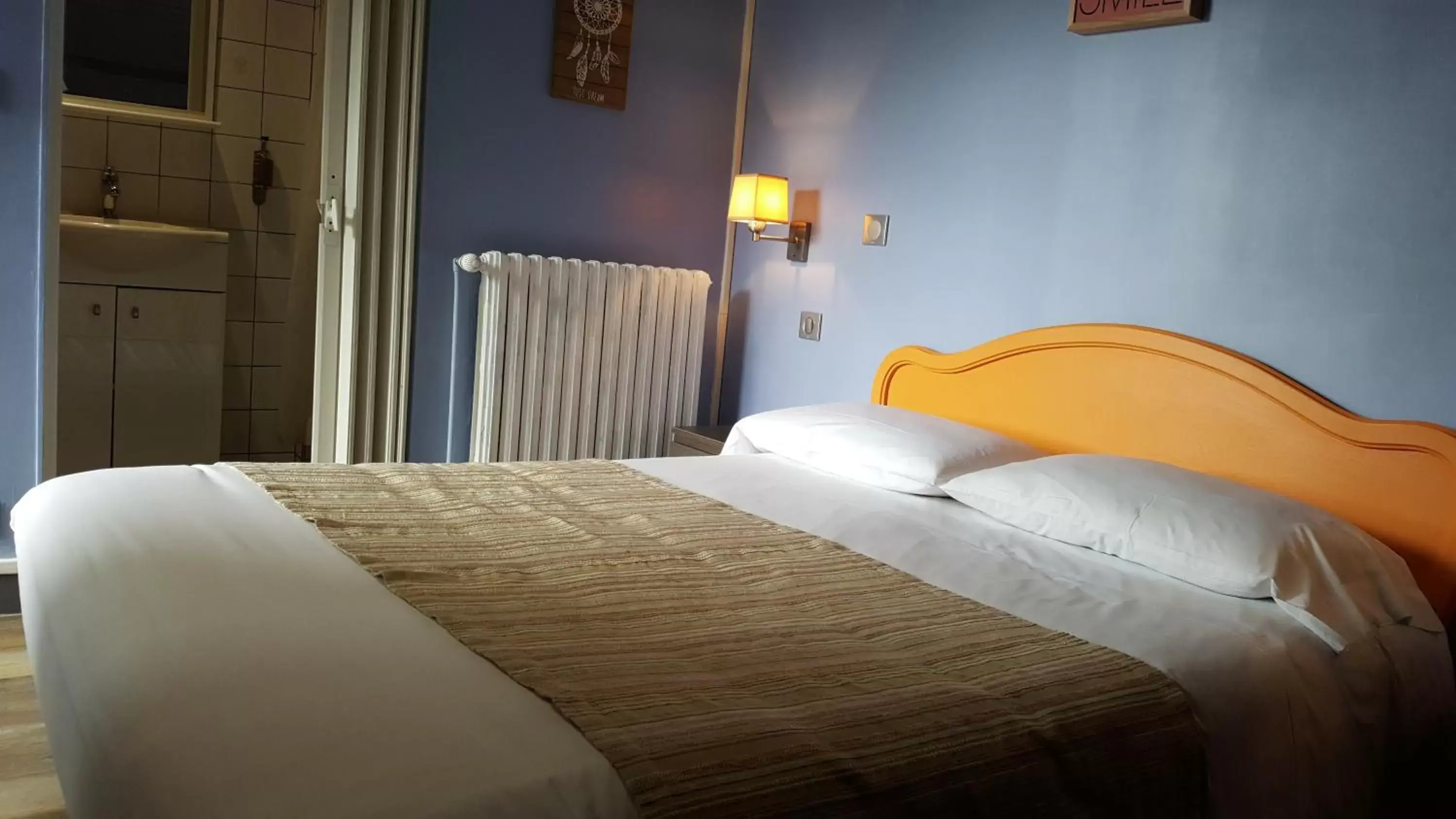 Photo of the whole room, Bed in Hotel Le Bon Laboureur
