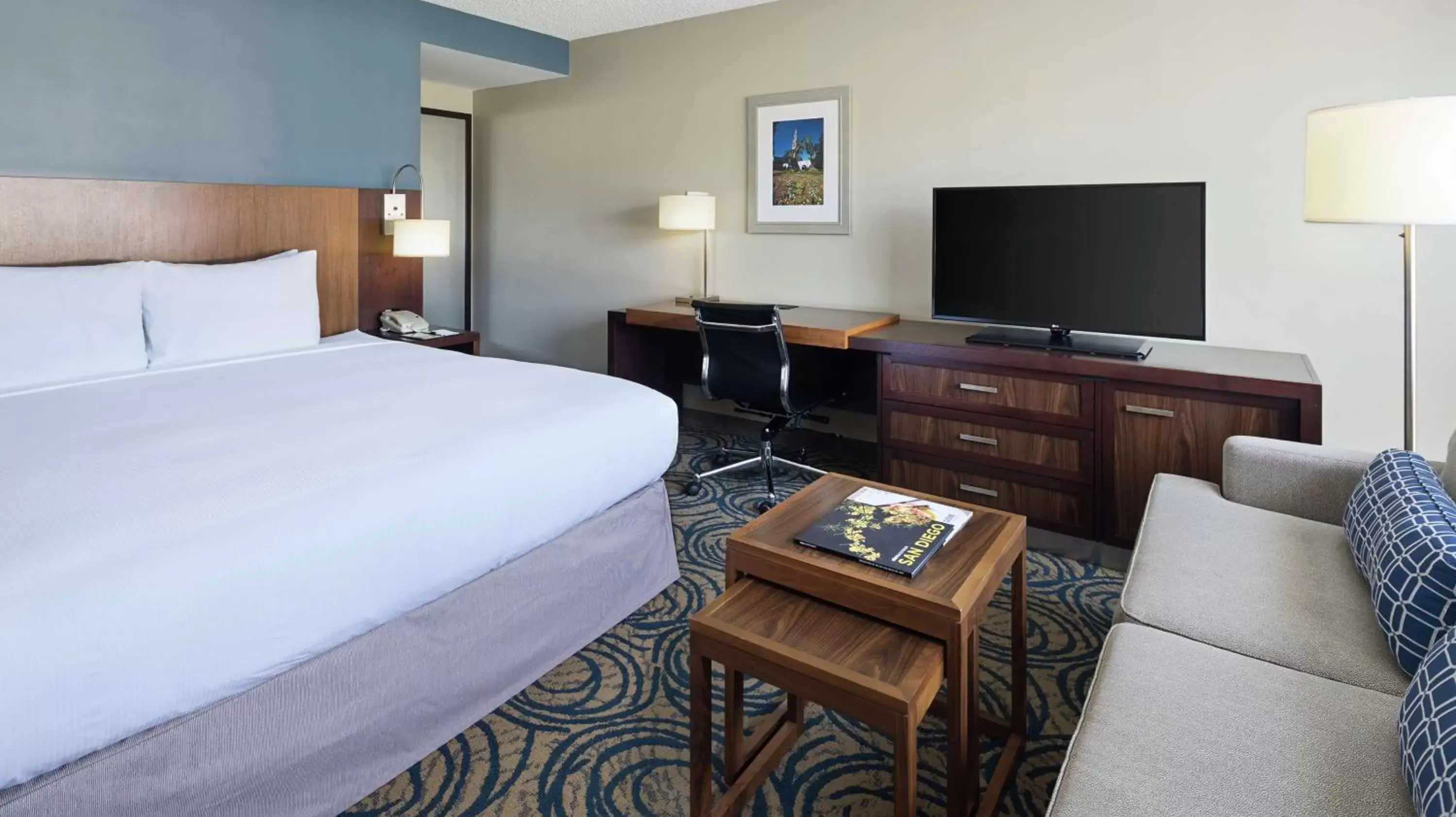 Bedroom, TV/Entertainment Center in DoubleTree by Hilton San Diego Del Mar