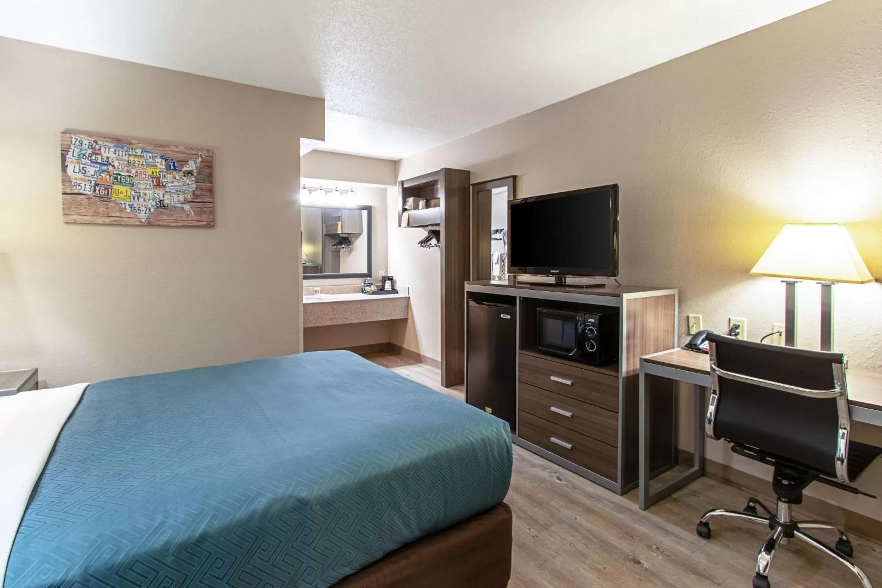 Photo of the whole room, Bed in Econo Lodge Kingsville Photo of the whole room, Bed in Econo Lodge Kingsville