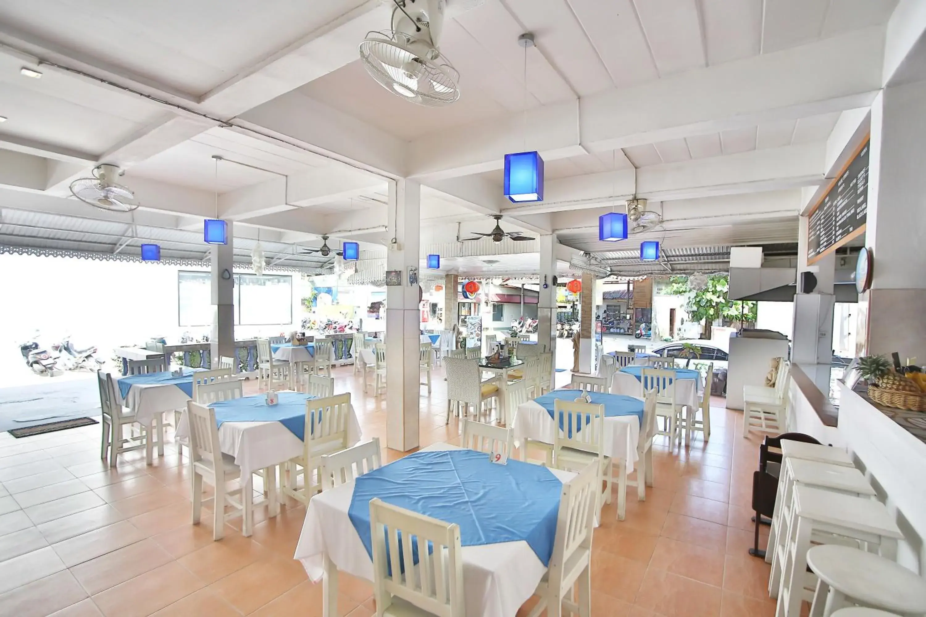 Restaurant/Places to Eat in Lotus Friendly Hotel