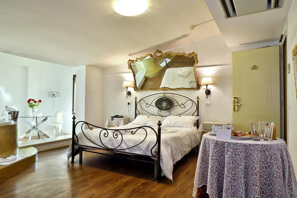 Bed, Seating Area in Hotel Al Castello