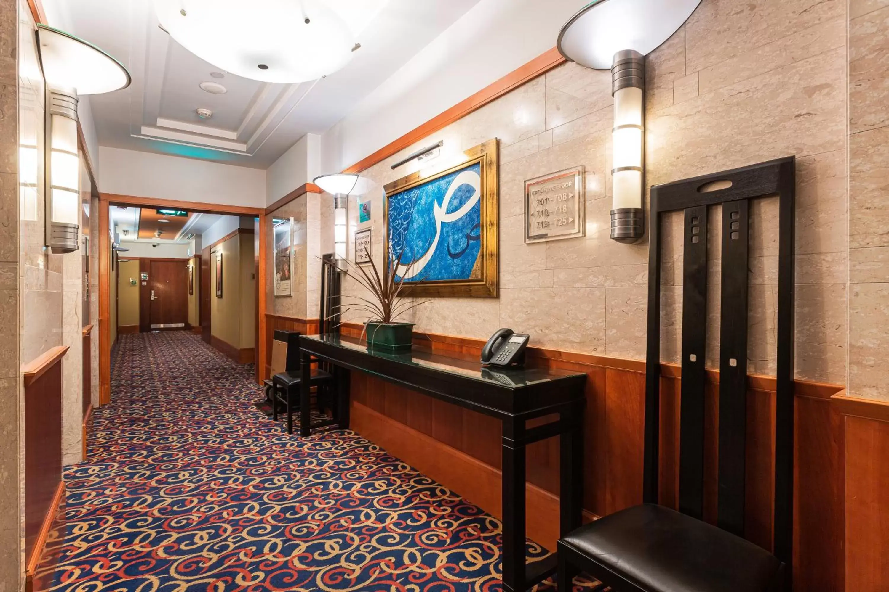 Lobby or reception, TV/Entertainment Center in Holiday Inn Kuwait, an IHG Hotel
