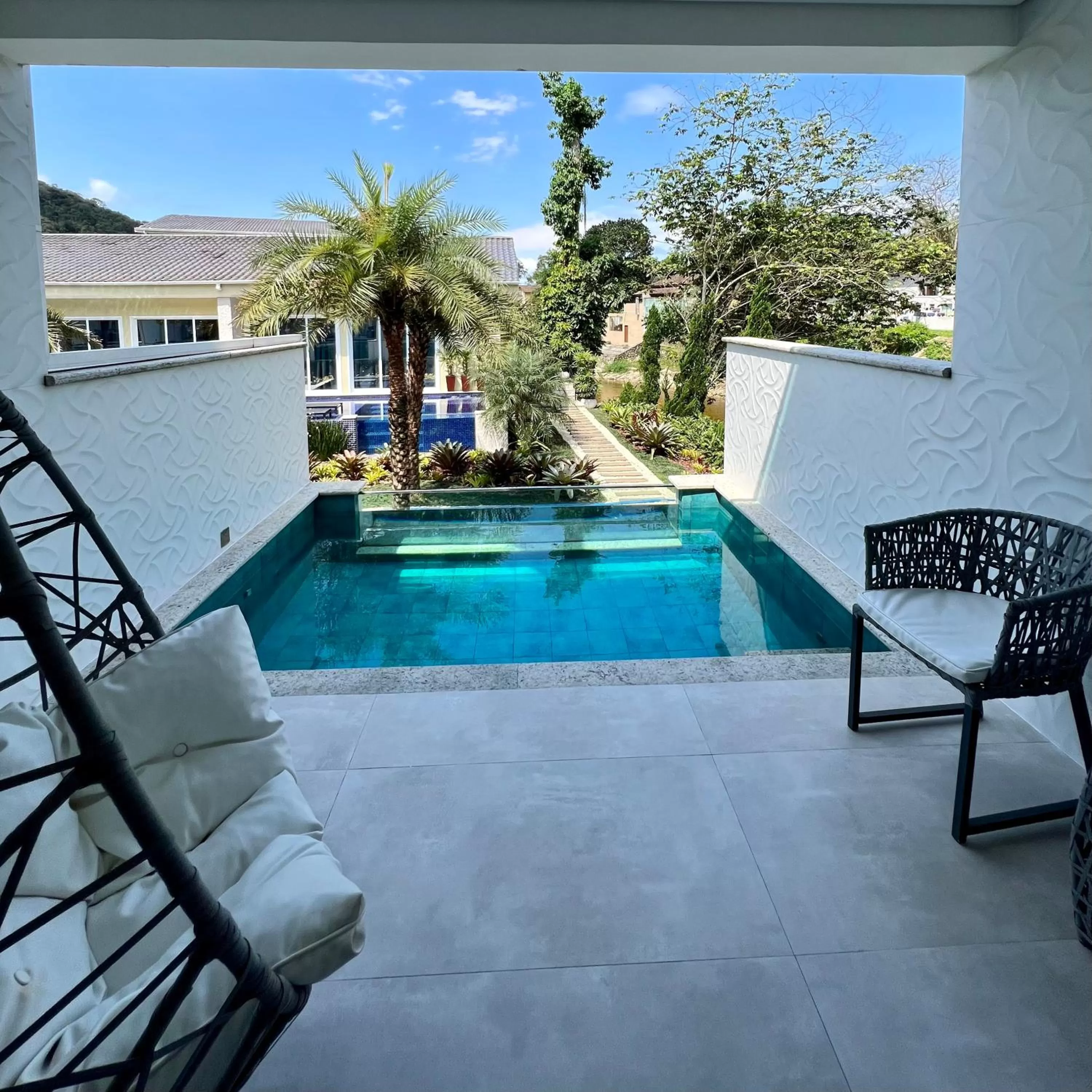 Dubai with Balcony in Pousada Apple House Paraty