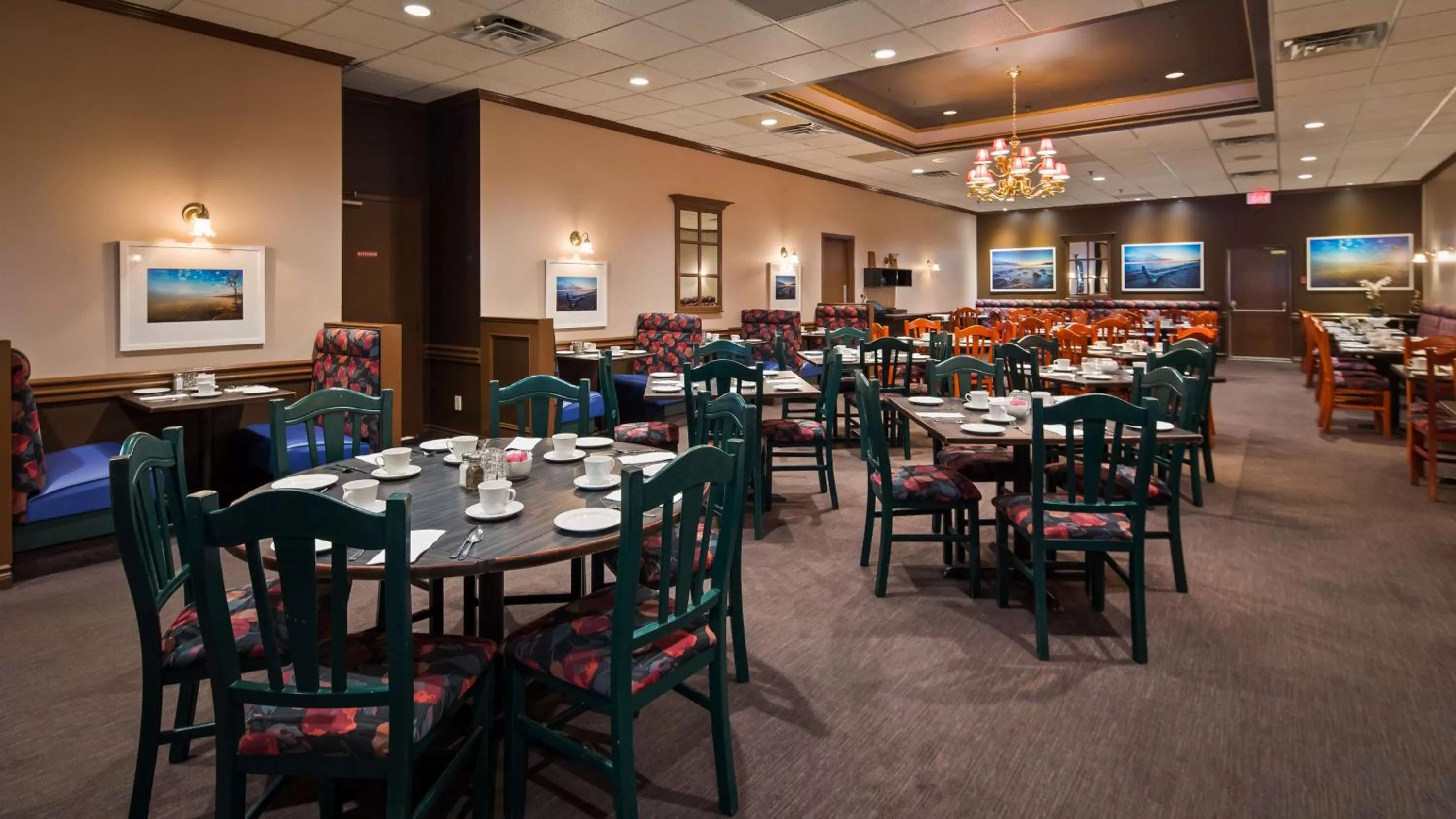 Restaurant/places to eat in Best Western Voyageur Place Hotel