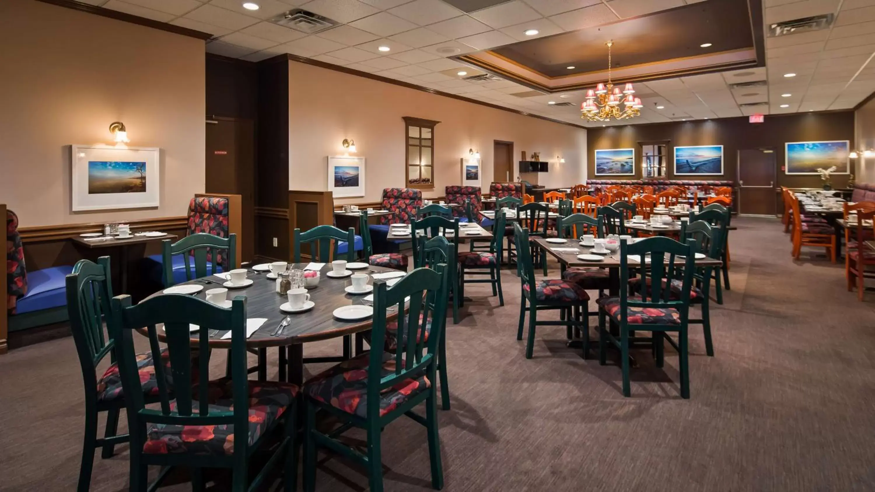 Restaurant/Places to Eat in Best Western Voyageur Place Hotel