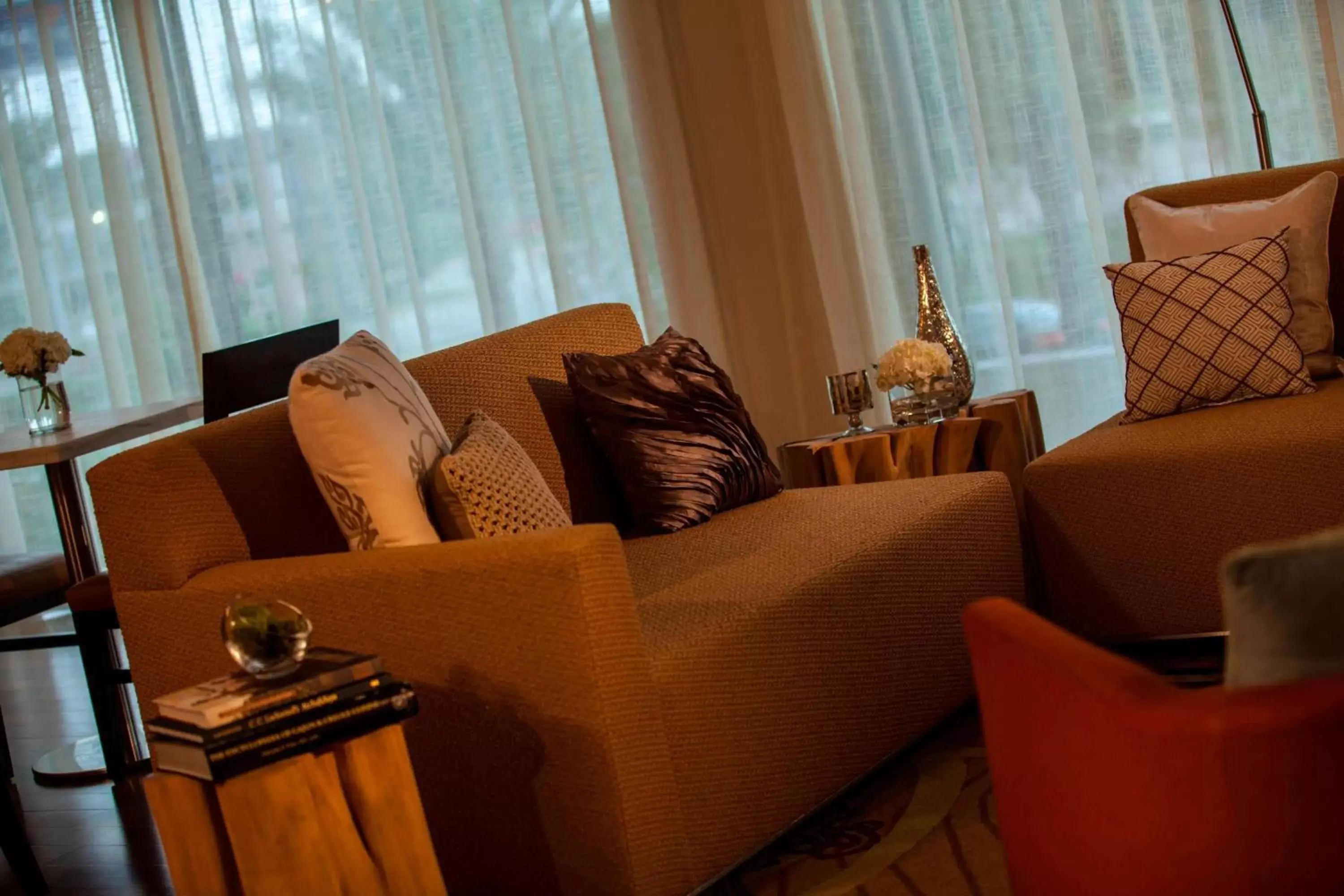 Lounge or bar, Seating Area in Renaissance Baton Rouge Hotel