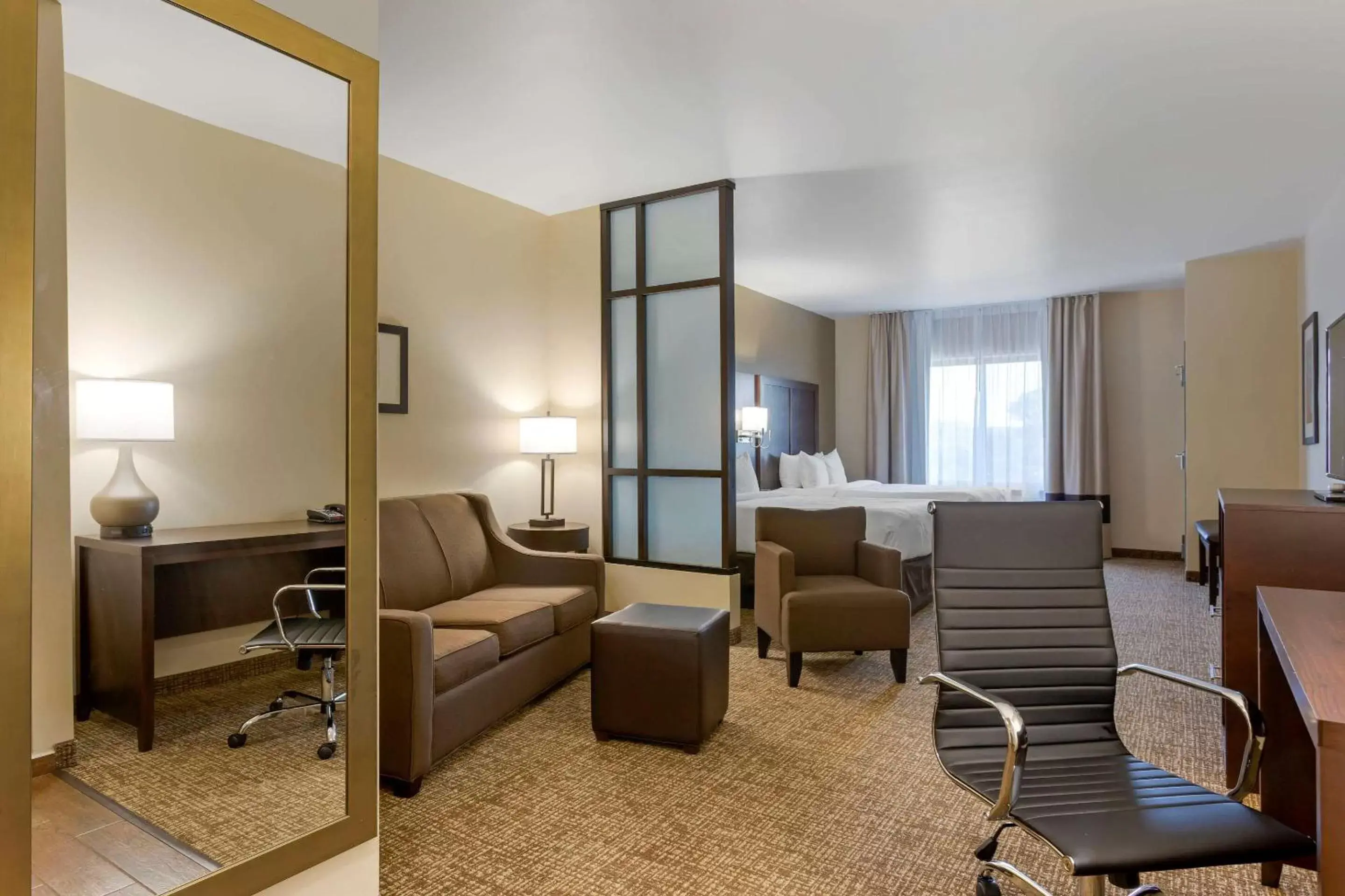 Photo of the whole room, Seating Area in Comfort Suites Little Rock