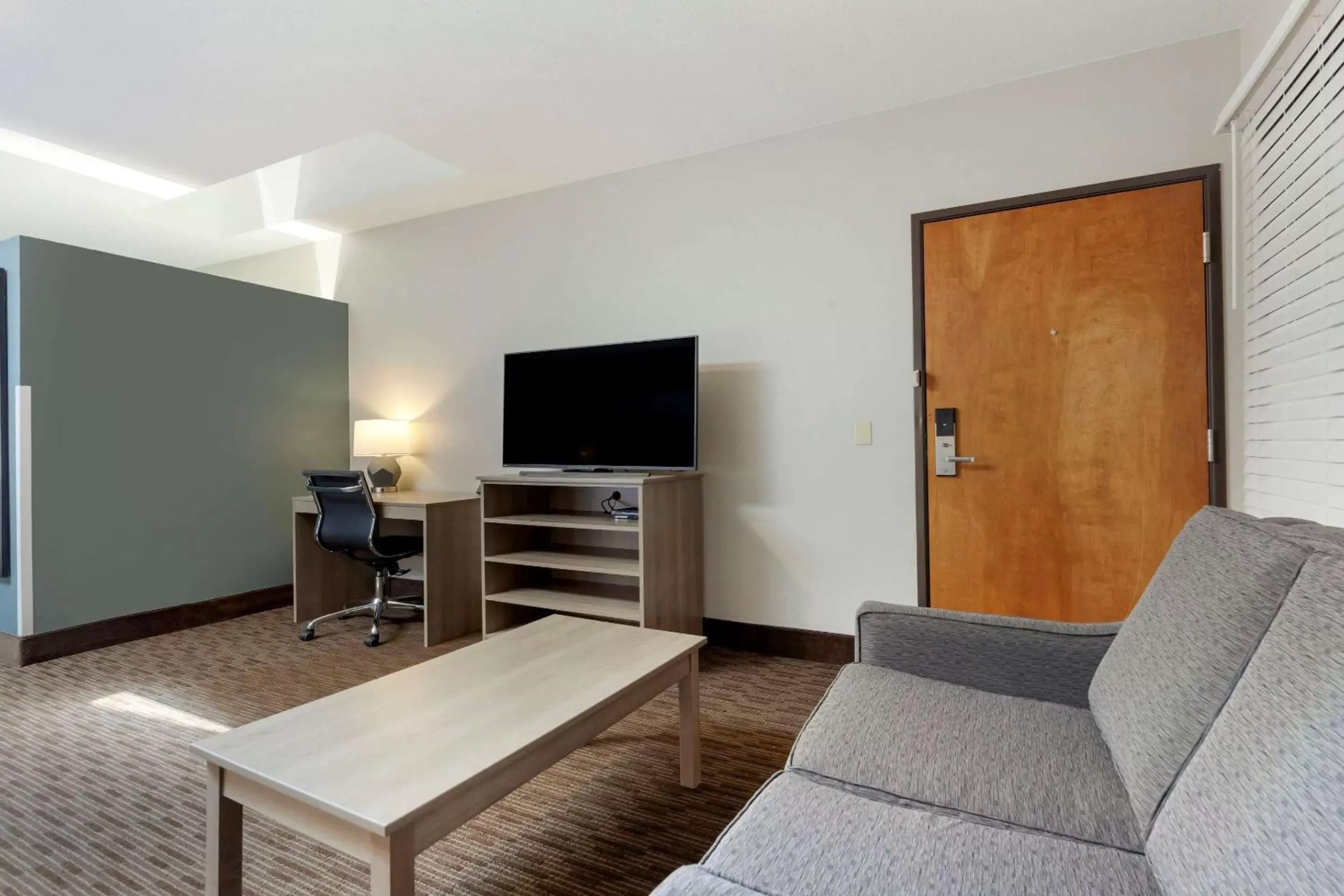 Bedroom, Seating Area in Clarion Pointe Tomah