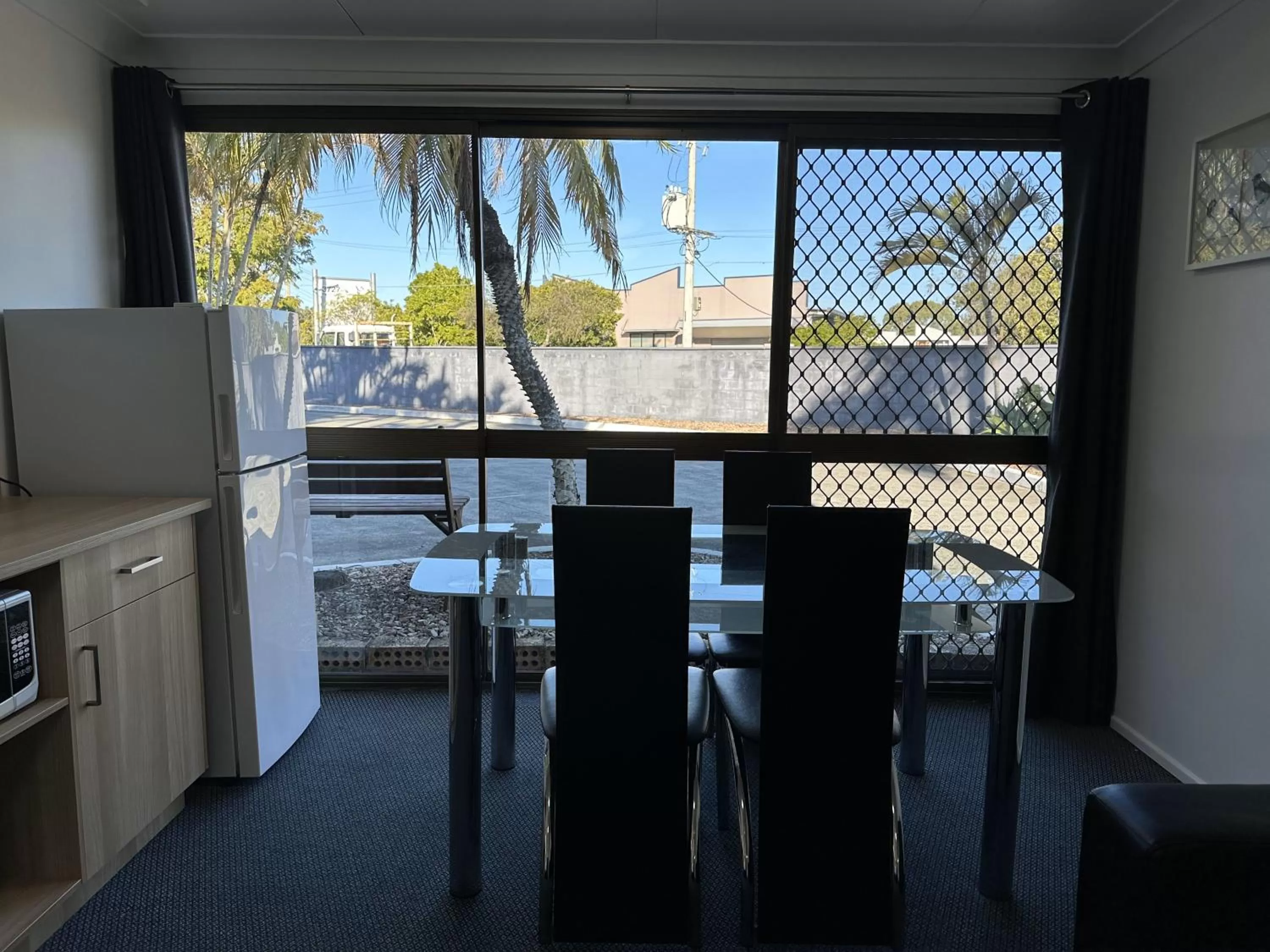 Kitchen or kitchenette in Logan City Motor Inn