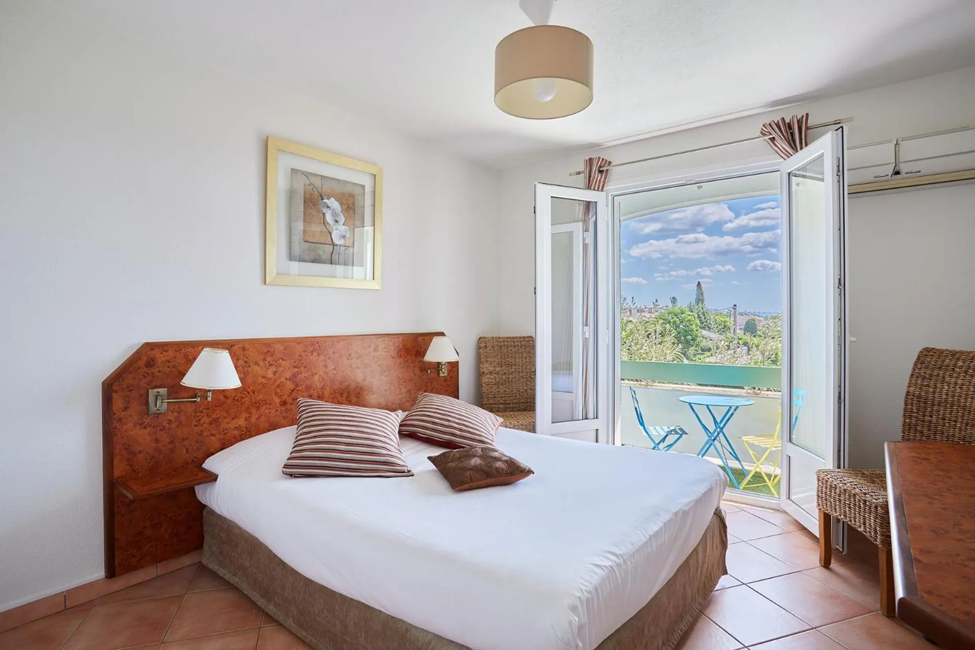 Garden view, Bed in Logis Hôtel Le Rodin