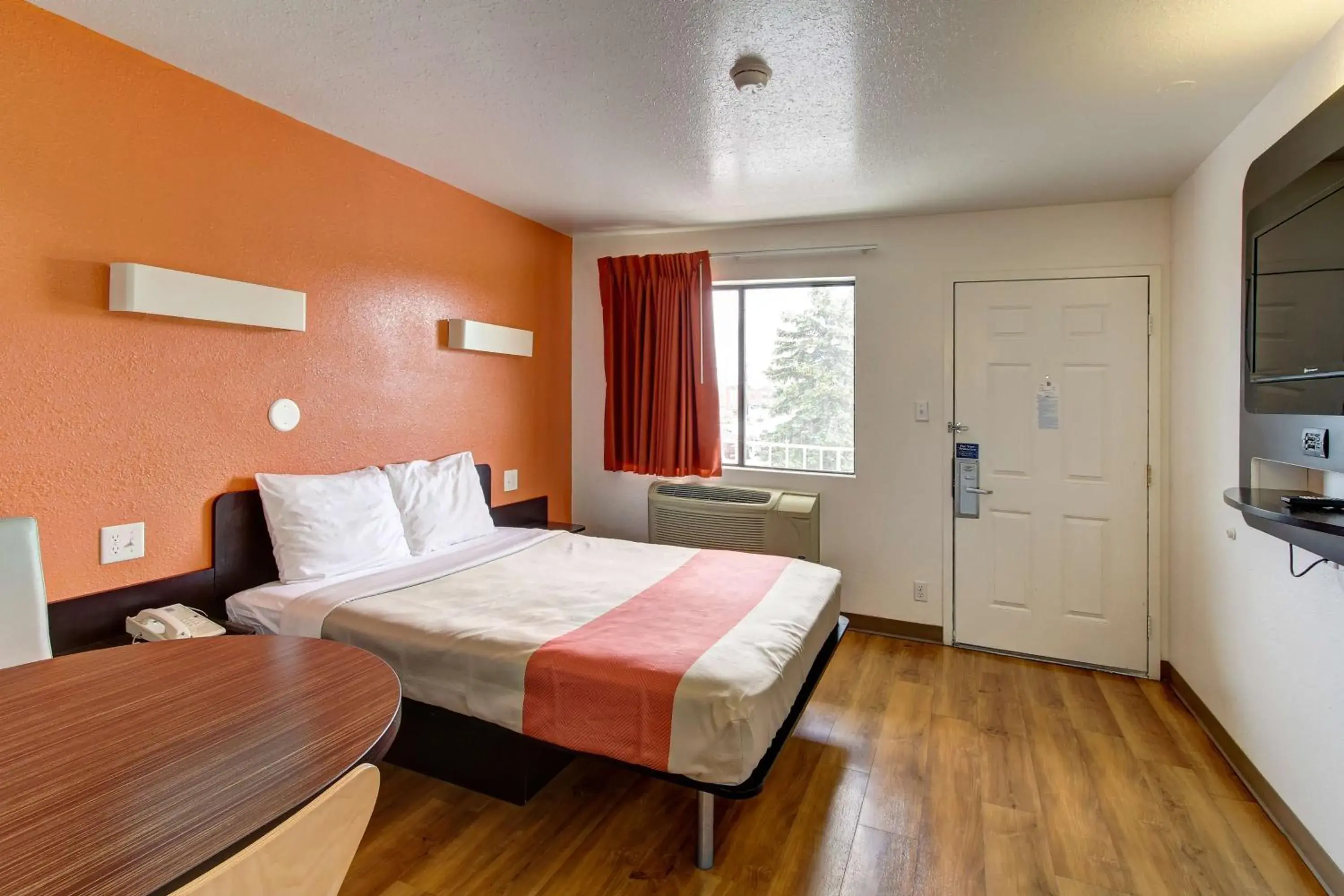 TV and multimedia in Motel 6-Amherst, OH - Cleveland West - Lorain