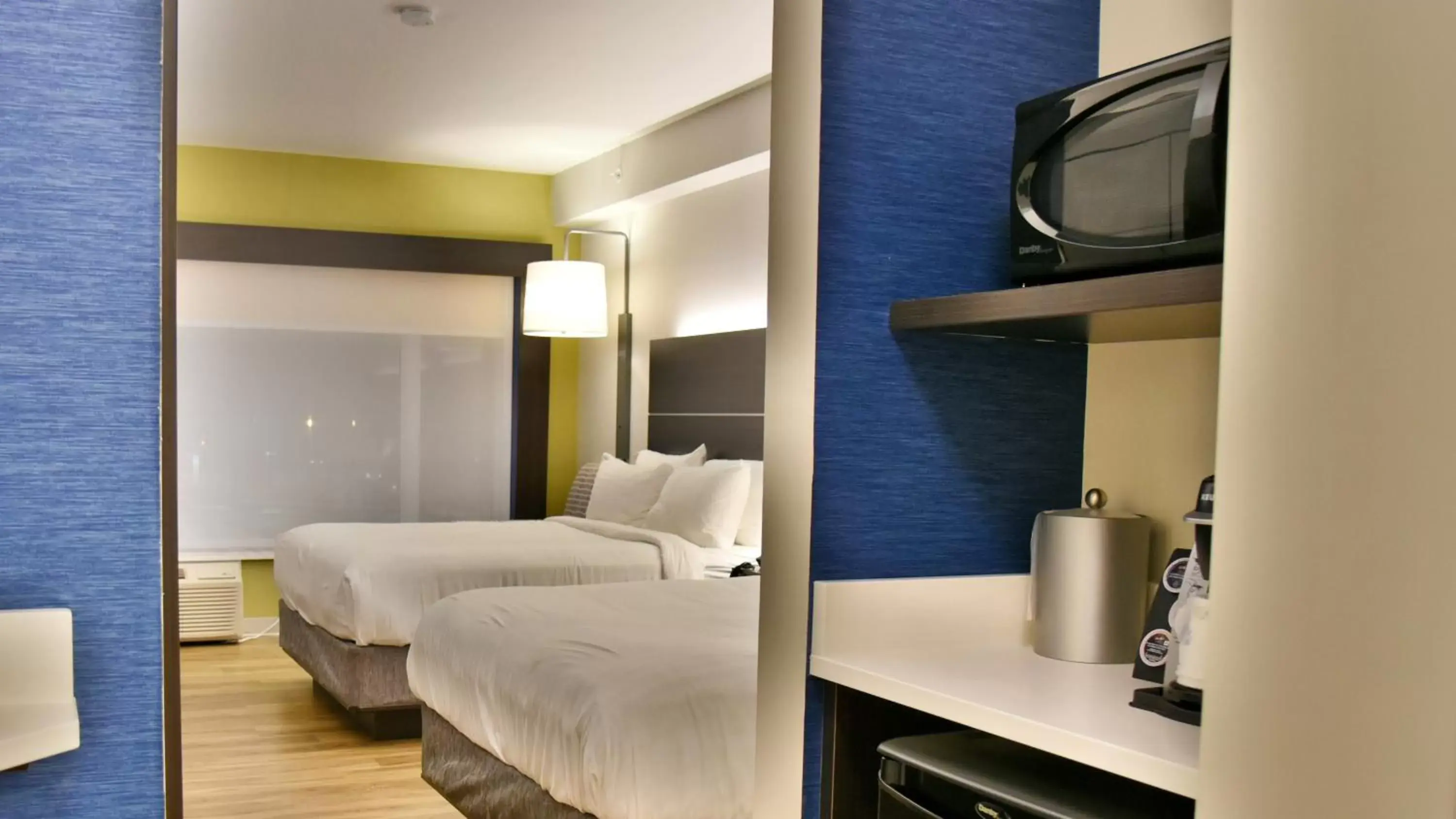 Bedroom, Bathroom in Holiday Inn Express & Suites - Gatineau - Ottawa, an IHG Hotel