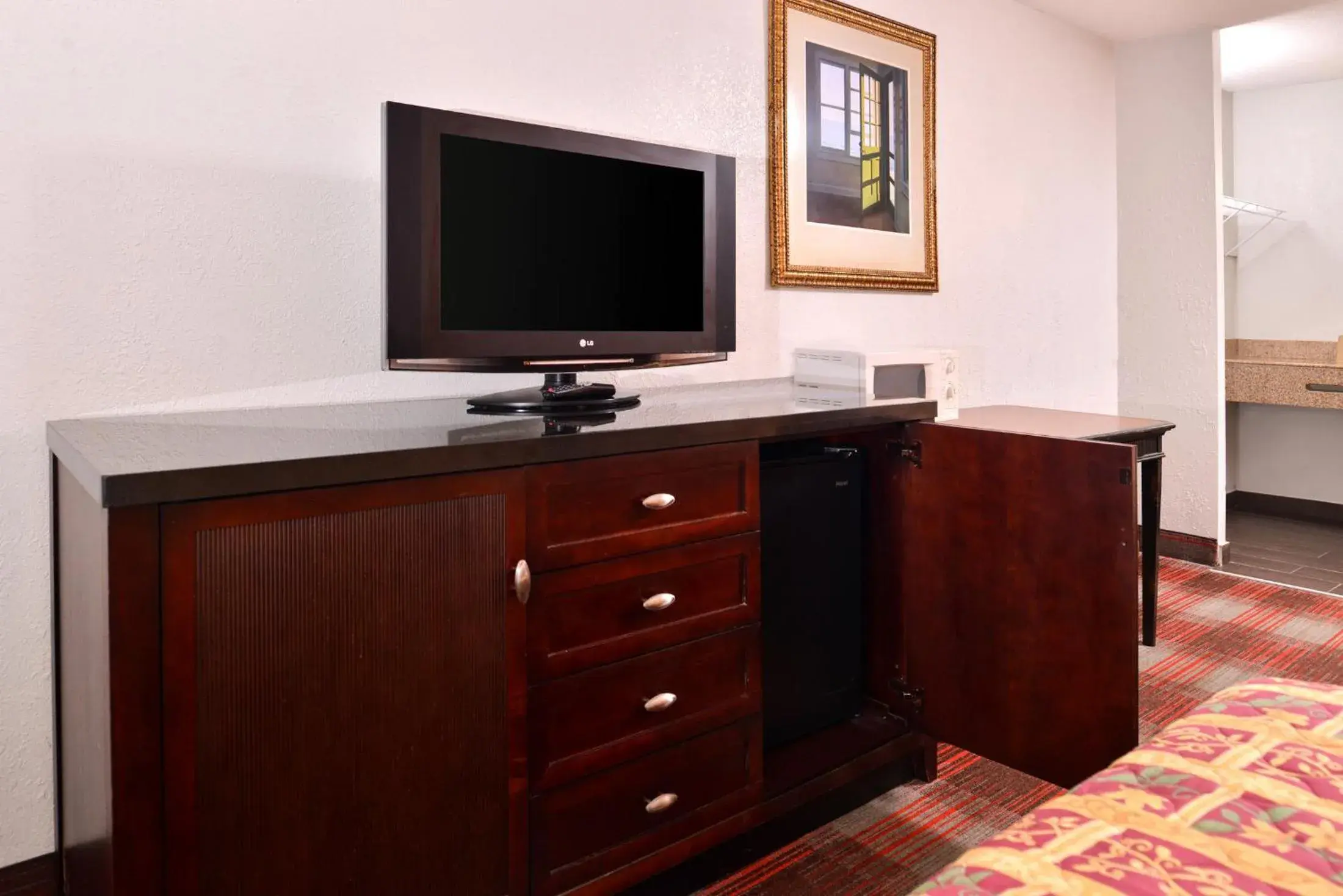 Bedroom, TV/Entertainment Center in Americas Best Value Inn Richmond South