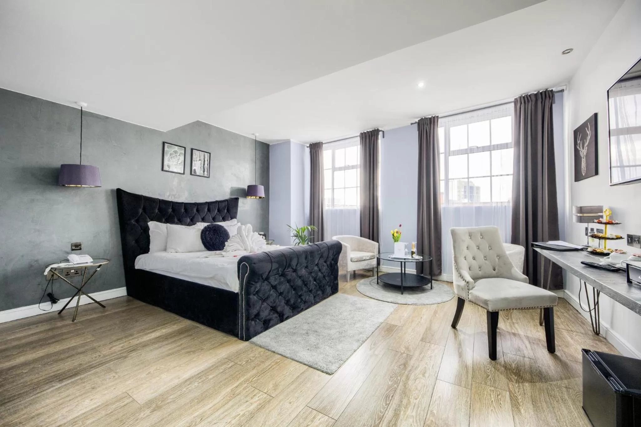 Living room, Bed in Villare Leicester City Centre hotel