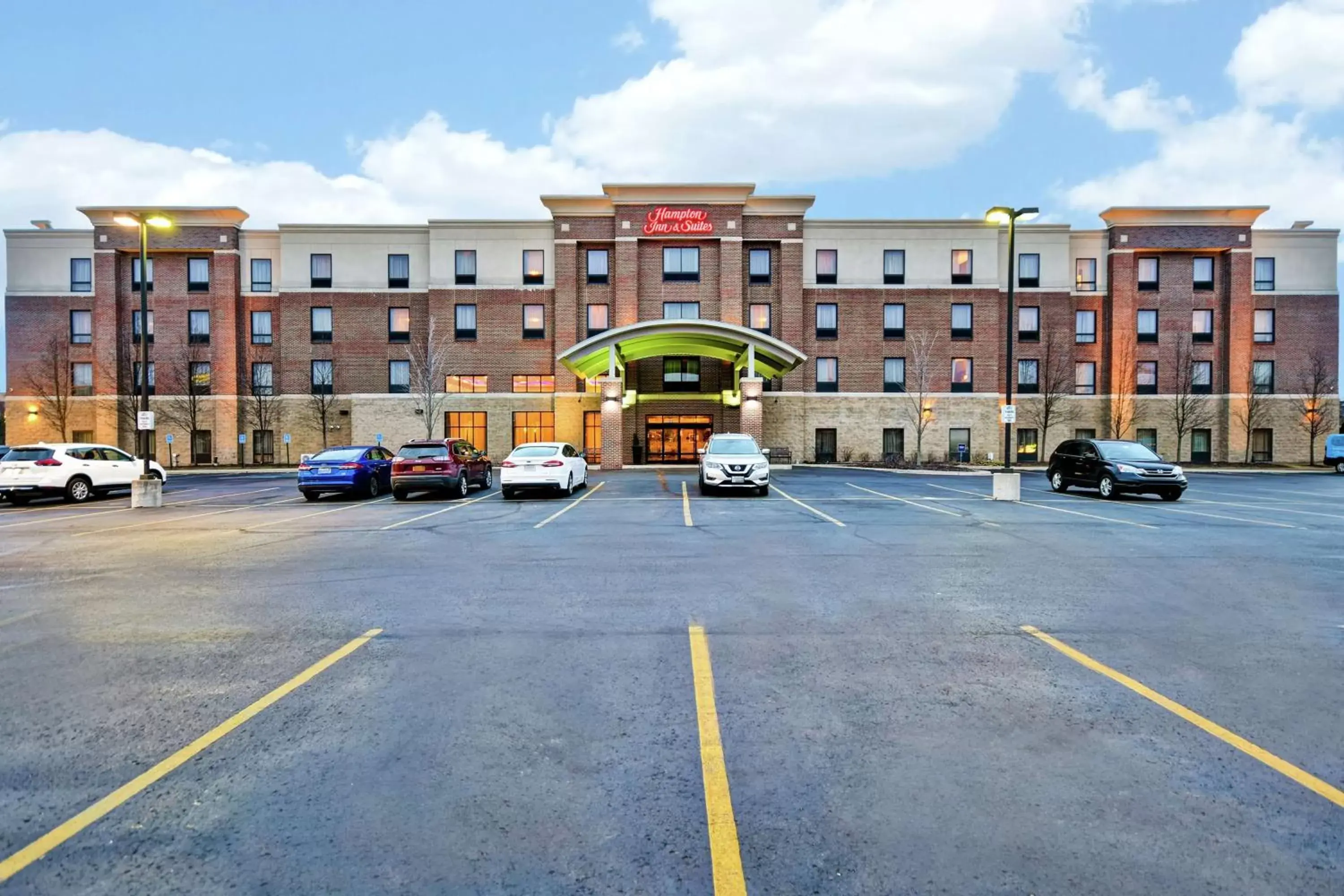 Property building in Hampton Inn & Suites Detroit-Canton Property building in Hampton Inn & Suites Detroit-Canton