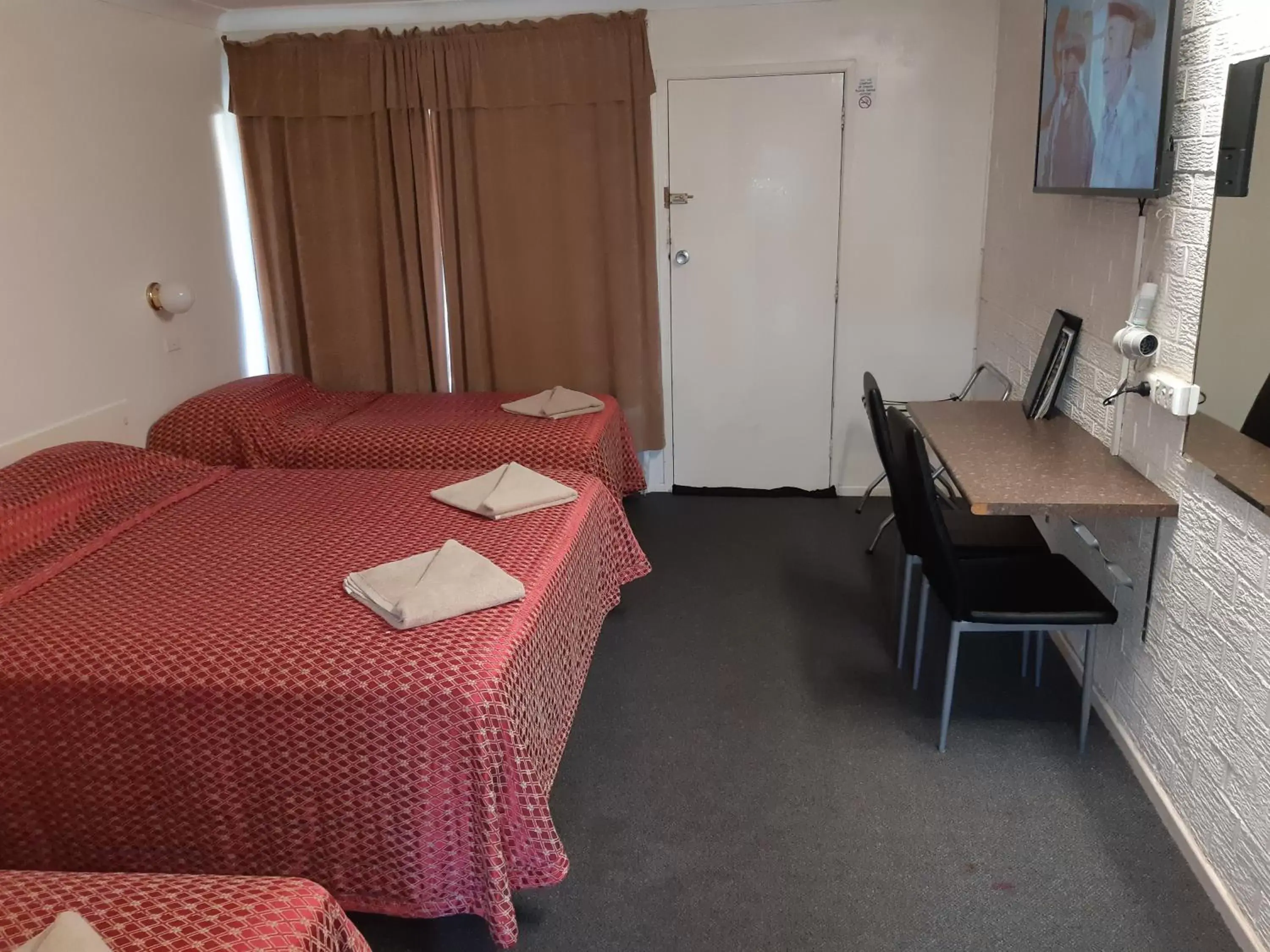Bed in Colonial Inn Motel