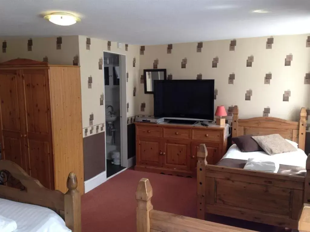 Bedroom, TV/Entertainment Center in King's Arms