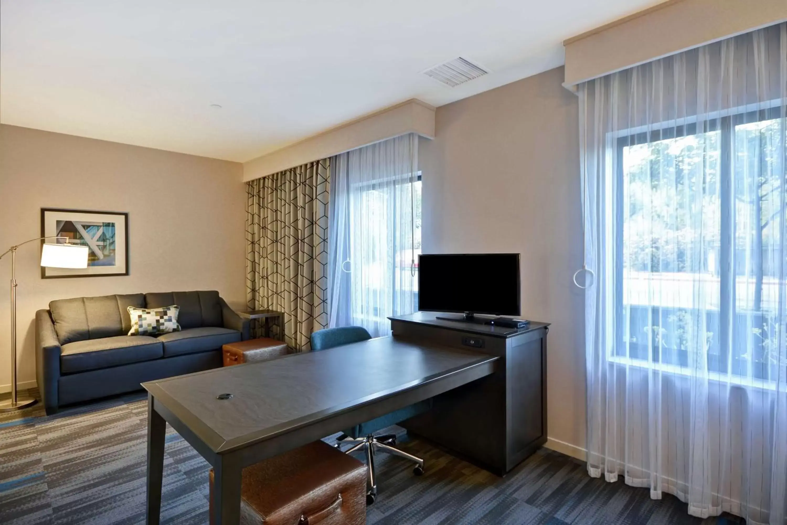 Bedroom, TV/Entertainment Center in Hampton Inn & Suites Los Angeles Burbank Airport