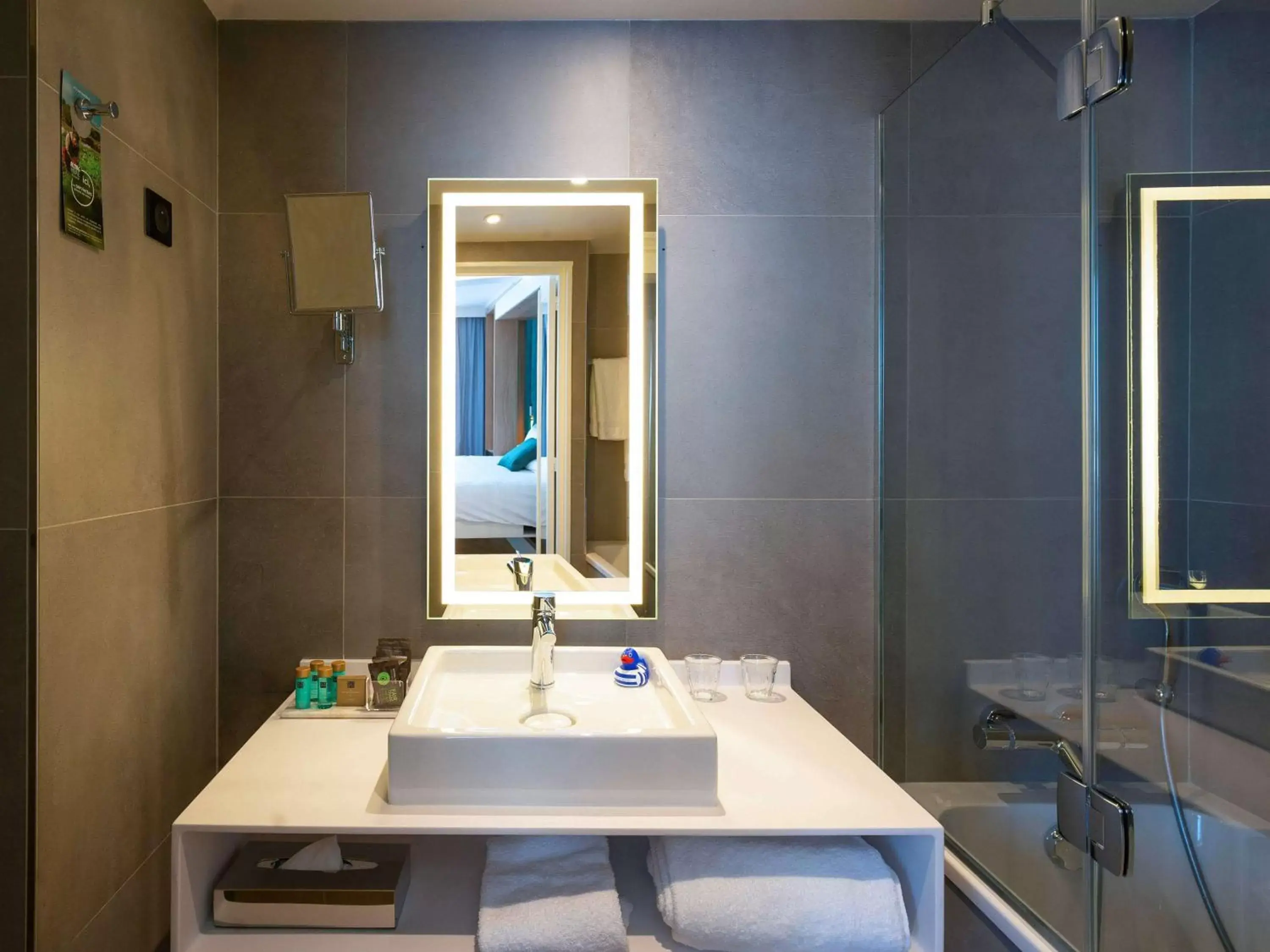 Photo of the whole room, Bathroom in Novotel Paris Centre Gare Montparnasse