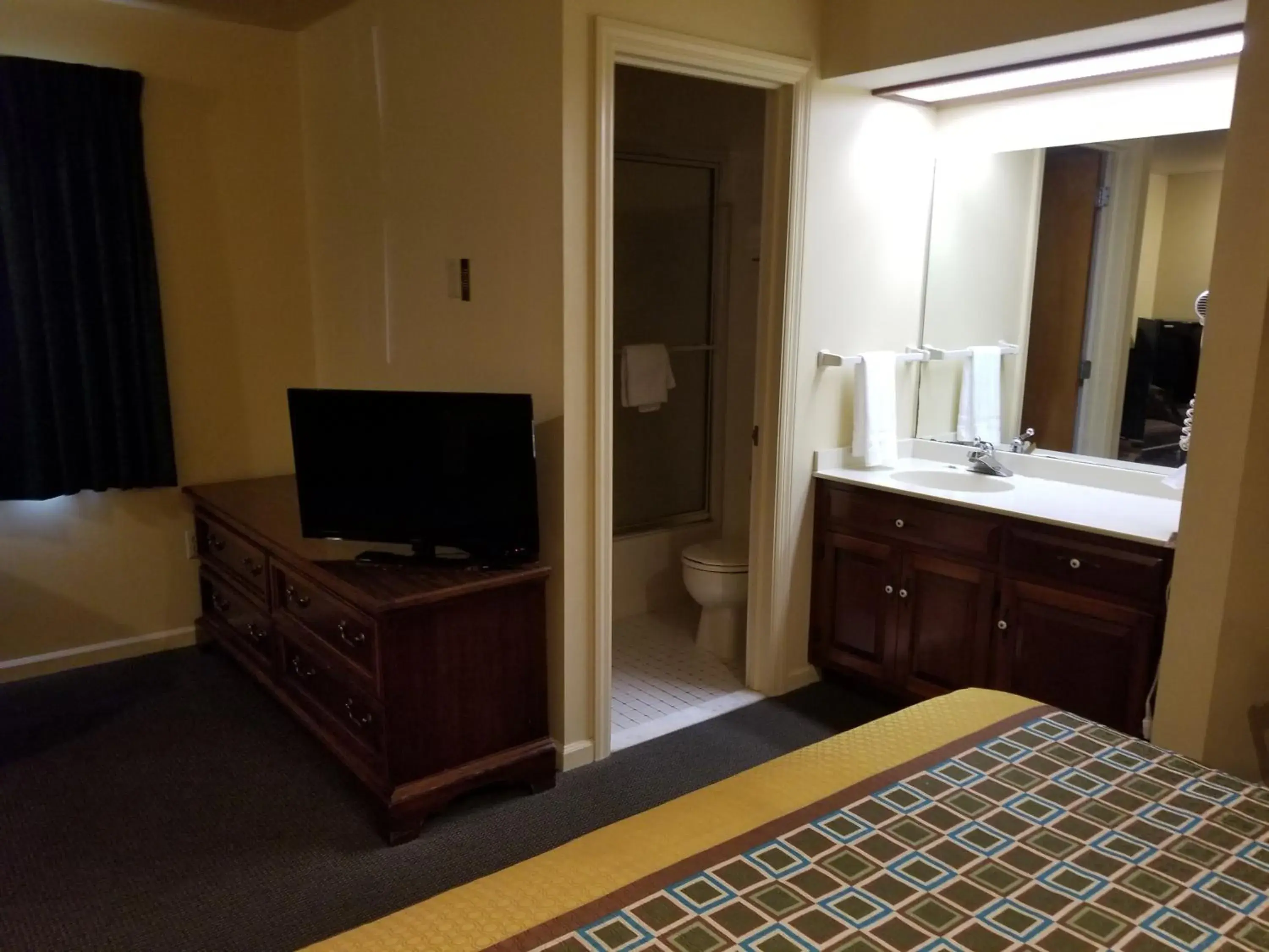 TV and multimedia, TV/Entertainment Center in Classic Inn Lancaster